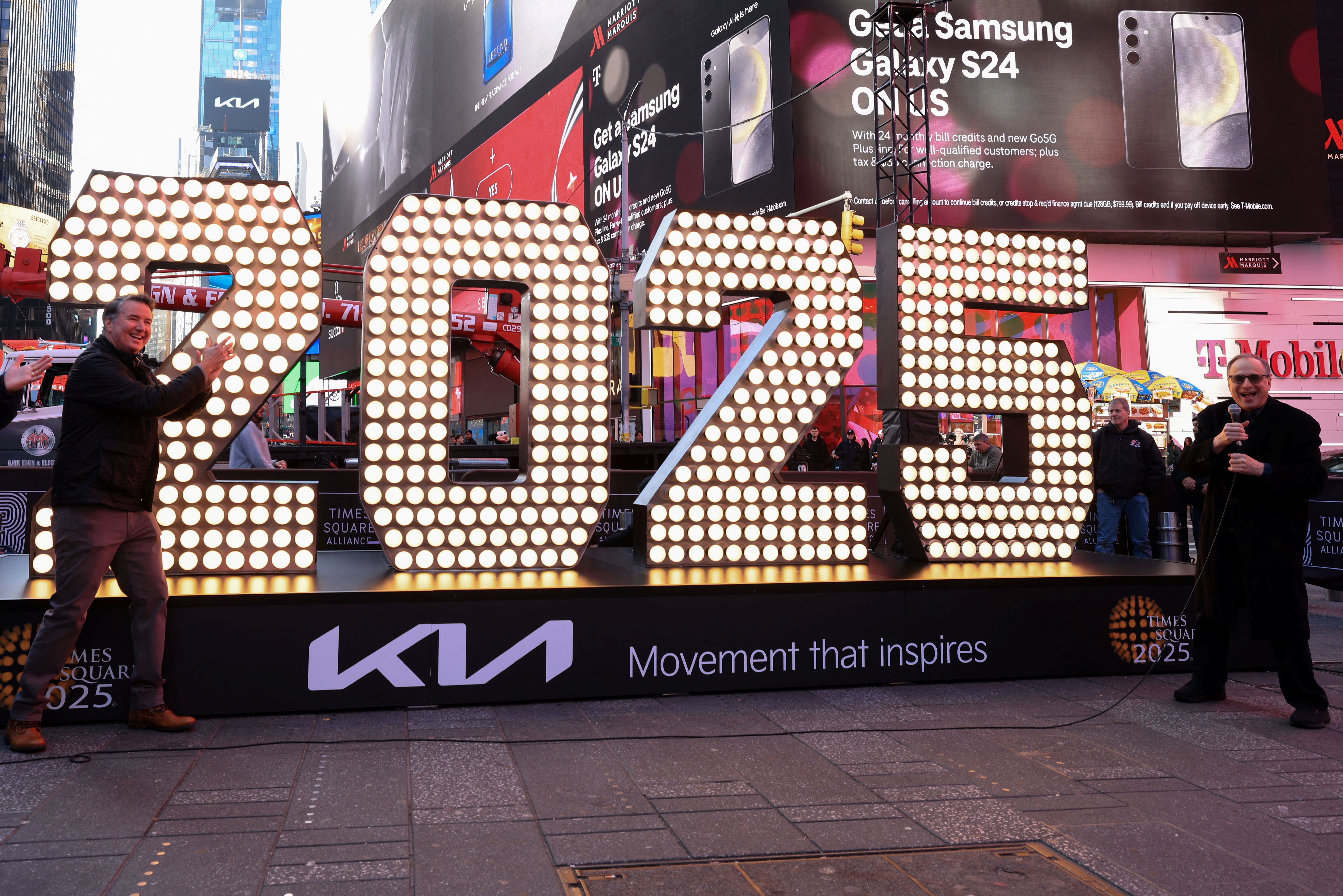 Mãn nhãn bữa tiệc sắc màu chào năm mới 2025 khắp thế giới - 14