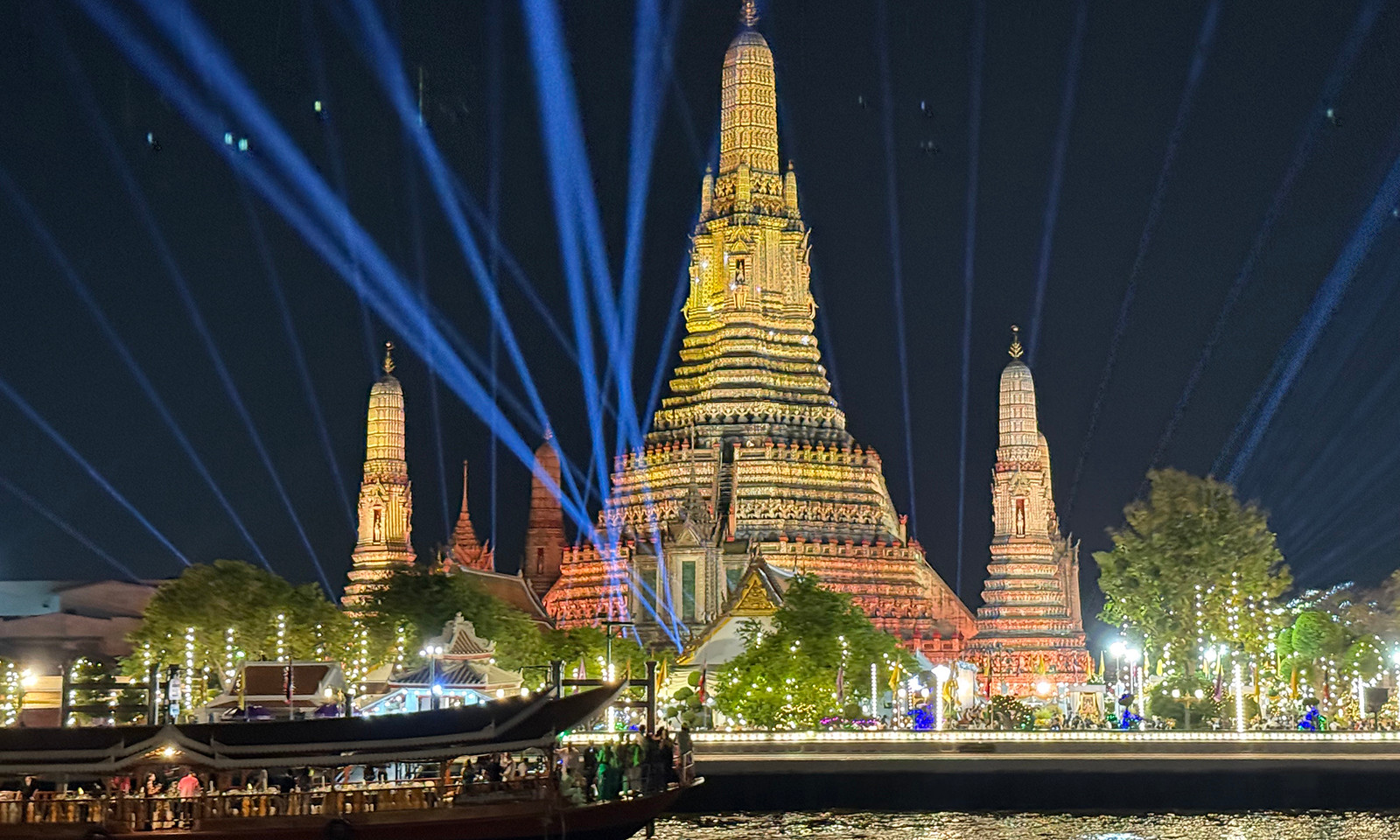 Mãn nhãn bữa tiệc sắc màu chào năm mới 2025 khắp thế giới - 8