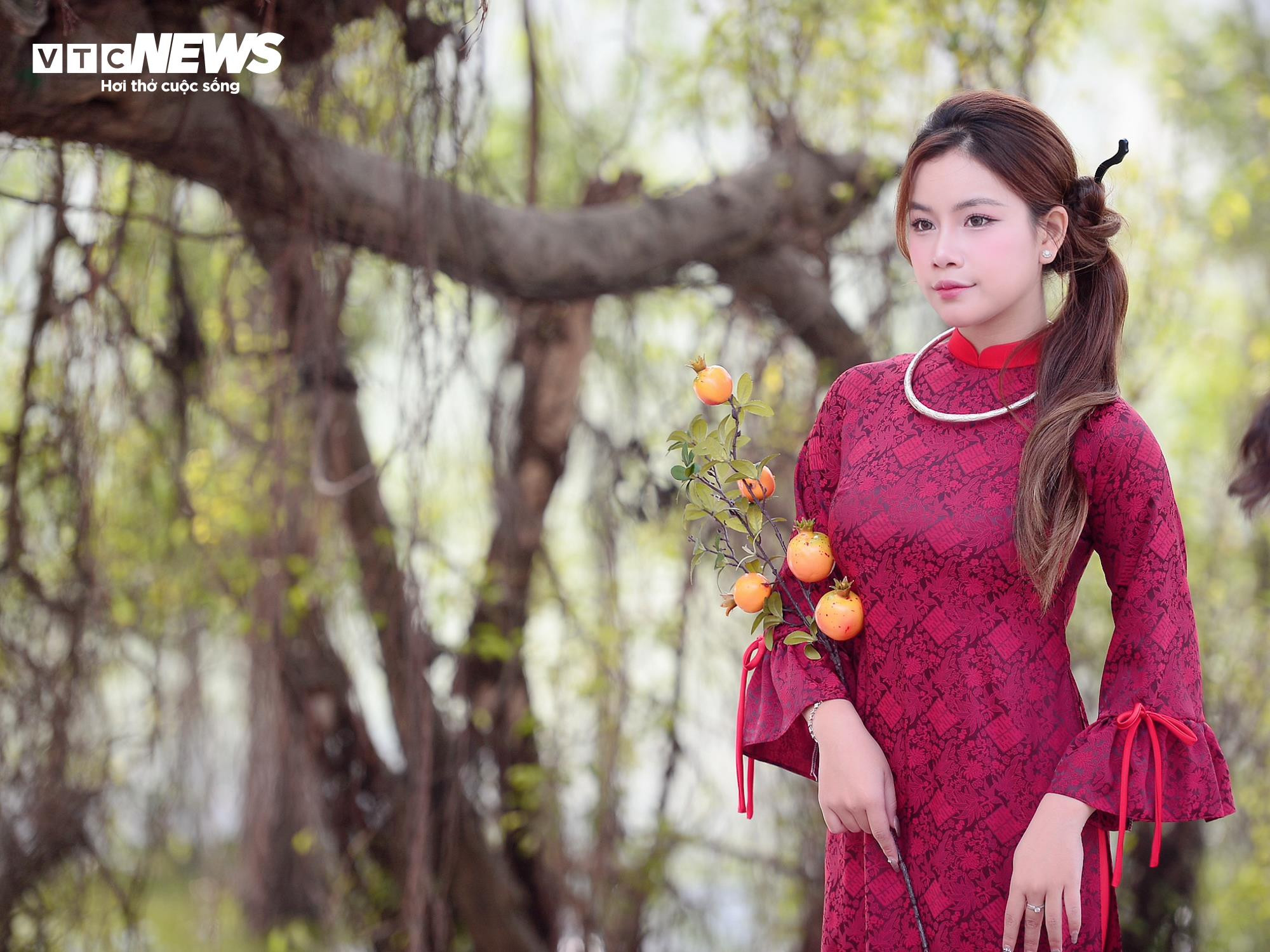 Các 'nàng thơ' diện áo dài chụp ảnh trên phố đi bộ Hồ Gươm ngày đầu năm mới - 5