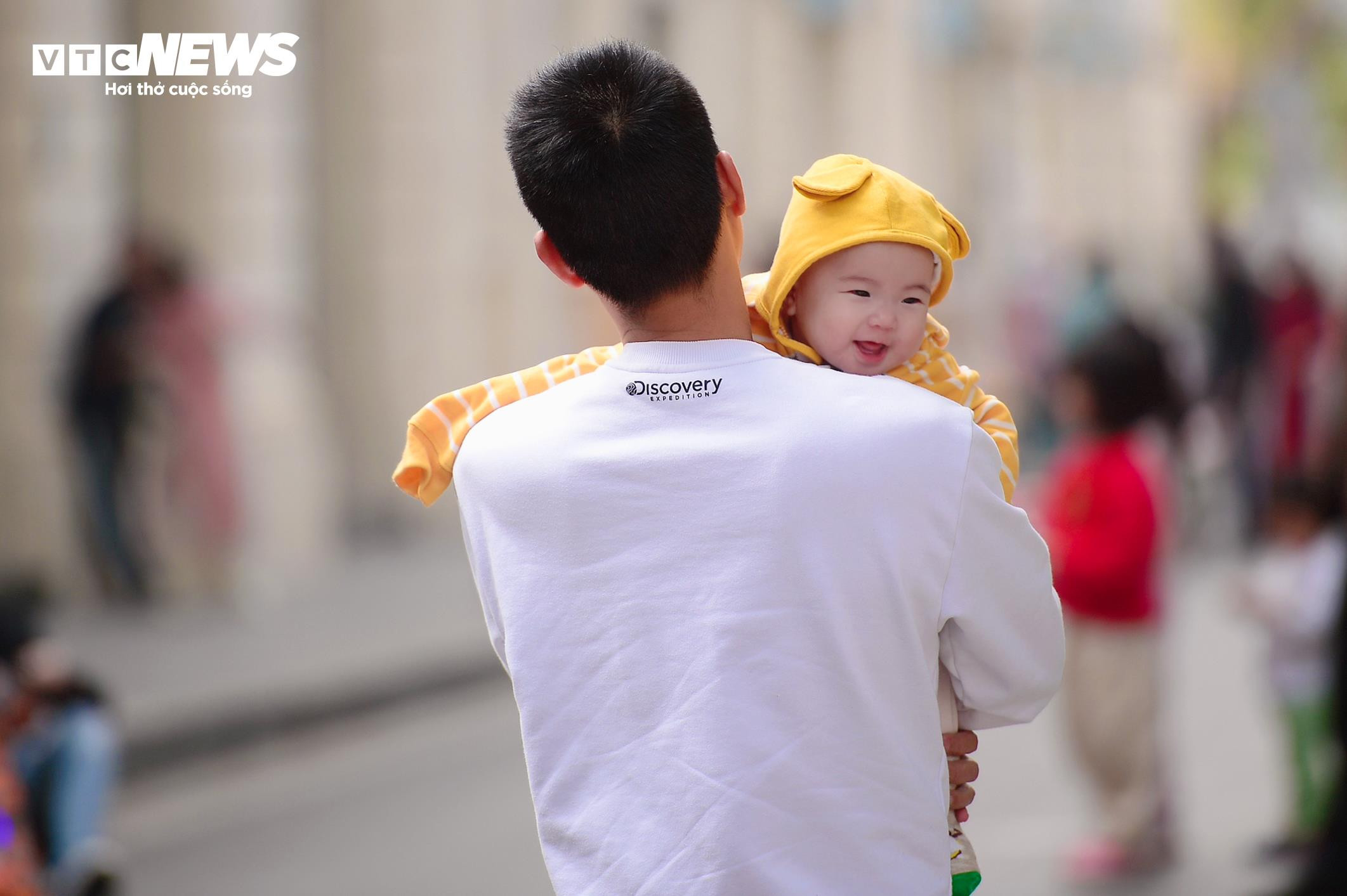 Các 'nàng thơ' diện áo dài chụp ảnh trên phố đi bộ Hồ Gươm ngày đầu năm mới - 15