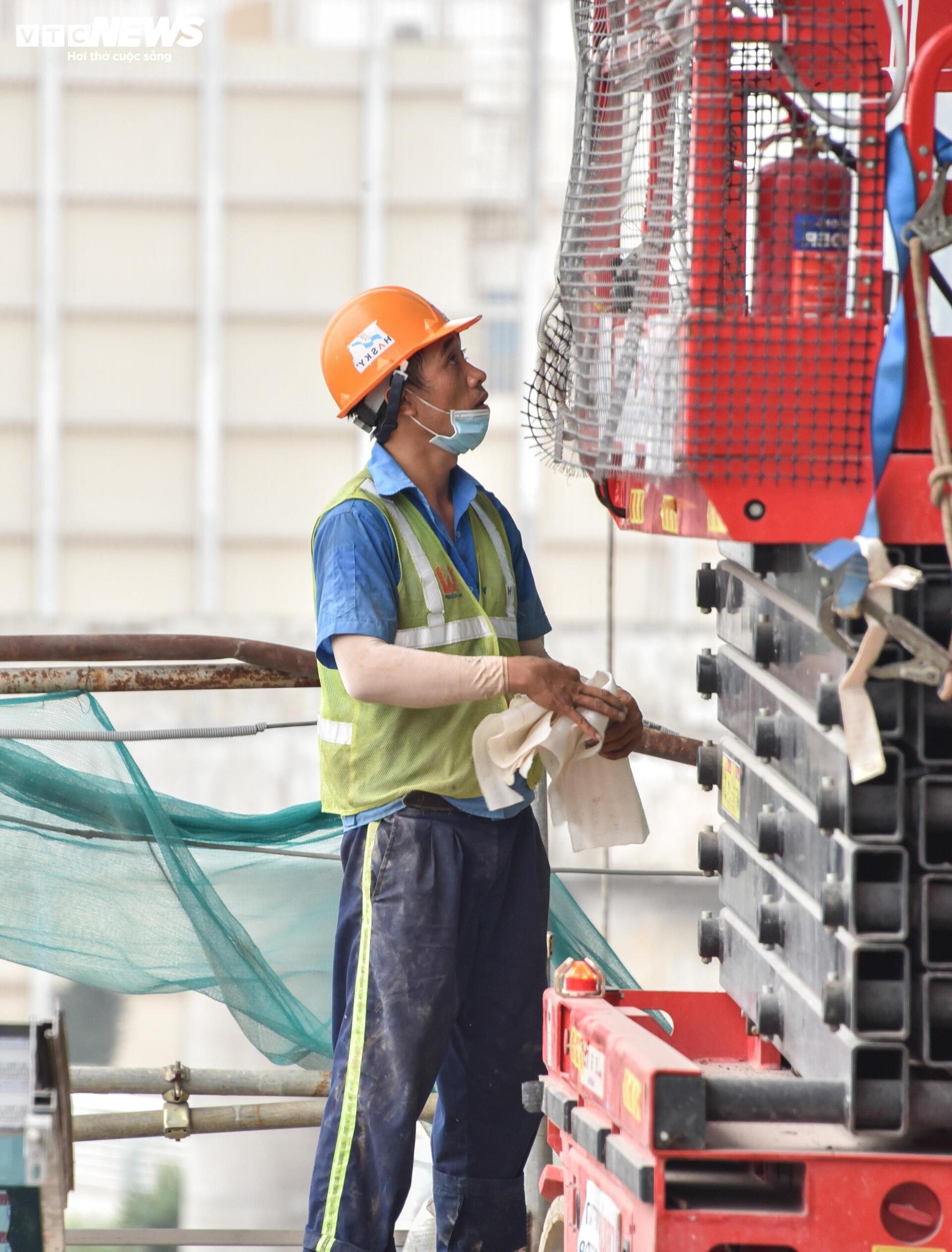 Công nhân làm việc xuyên lễ trên công trường nhà ga T3 Tân Sơn Nhất - 14