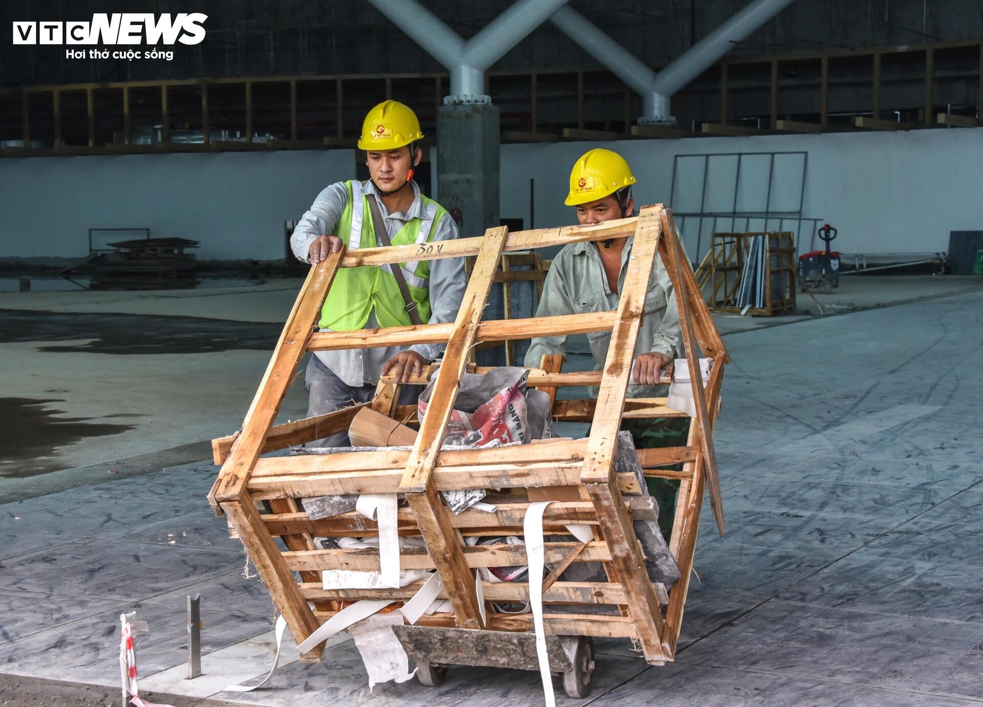 Công nhân làm việc xuyên lễ trên công trường nhà ga T3 Tân Sơn Nhất - 13