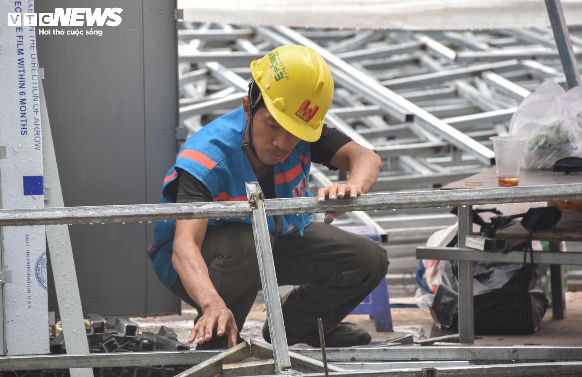 Công nhân làm việc xuyên lễ trên công trường nhà ga T3 Tân Sơn Nhất - 6