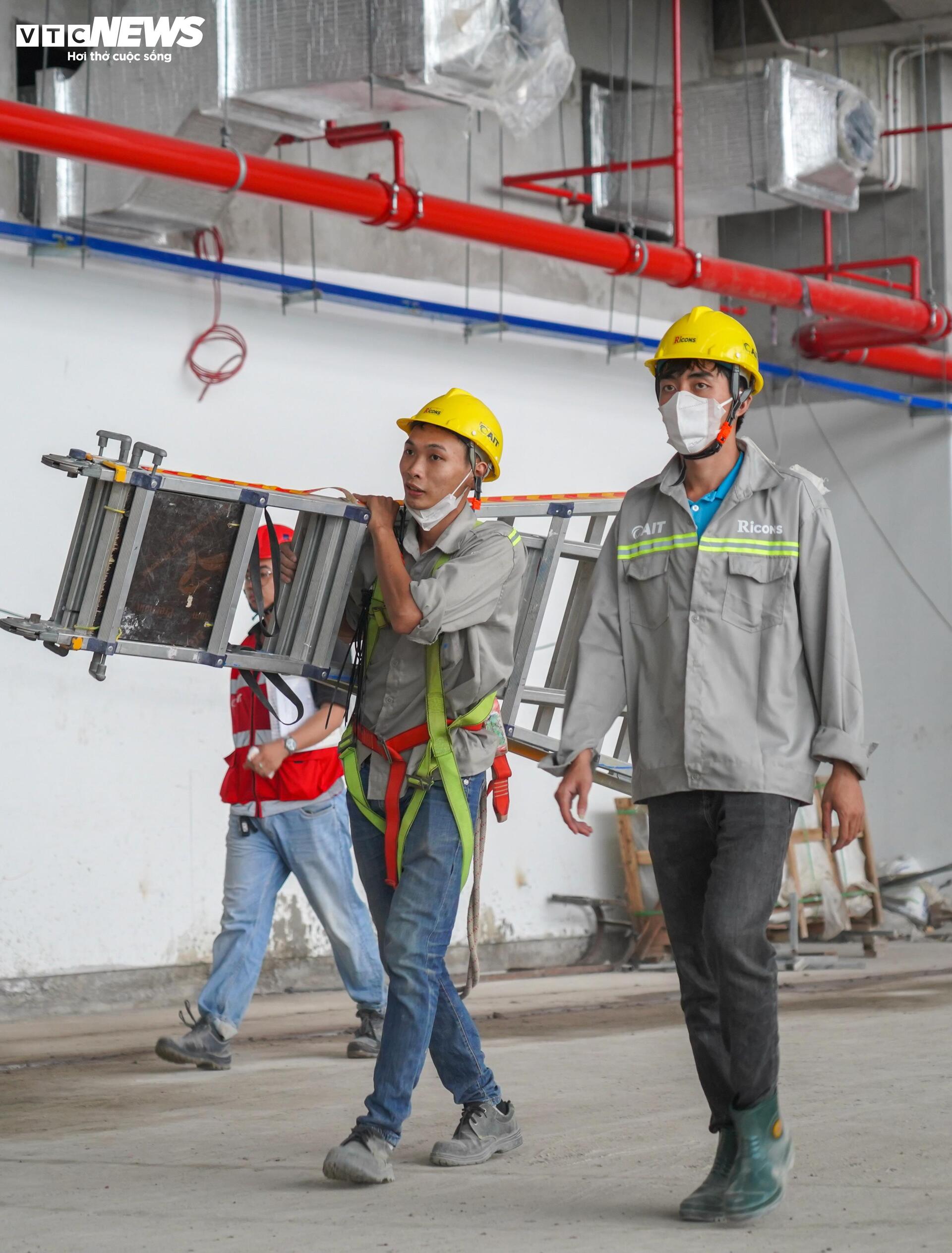 Công nhân làm việc xuyên lễ trên công trường nhà ga T3 Tân Sơn Nhất - 11