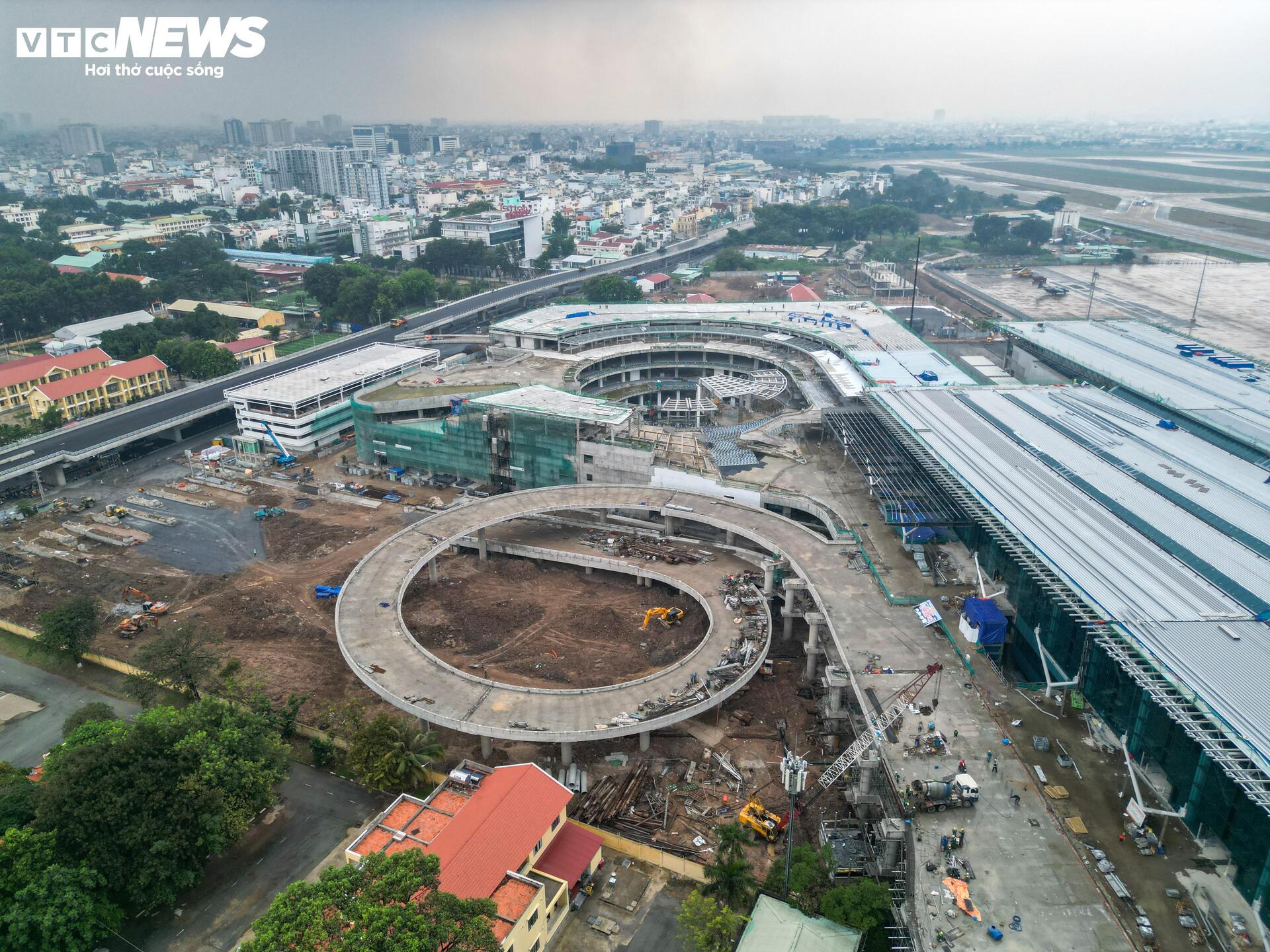 Công nhân làm việc xuyên lễ trên công trường nhà ga T3 Tân Sơn Nhất - 18