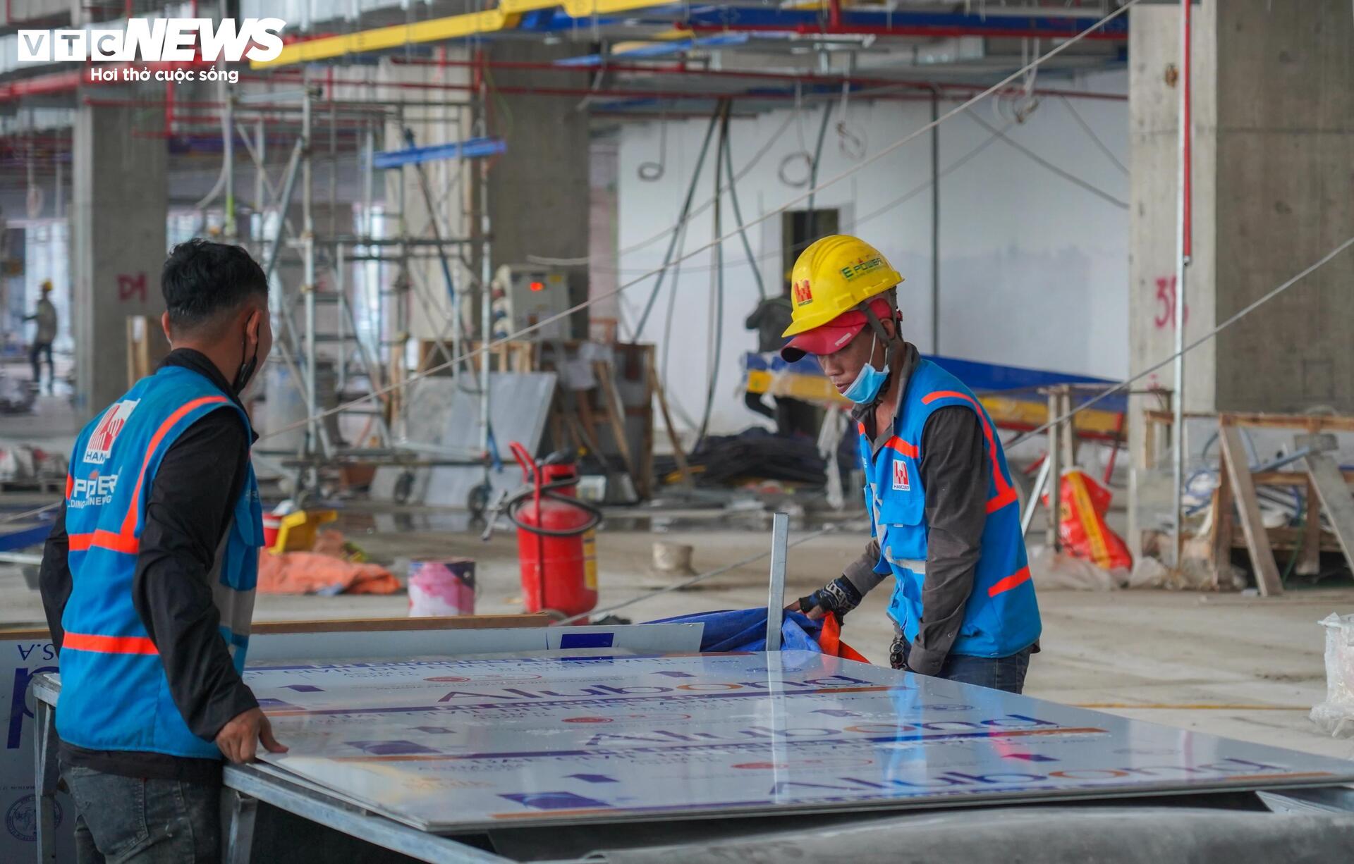 Công nhân làm việc xuyên lễ trên công trường nhà ga T3 Tân Sơn Nhất - 7