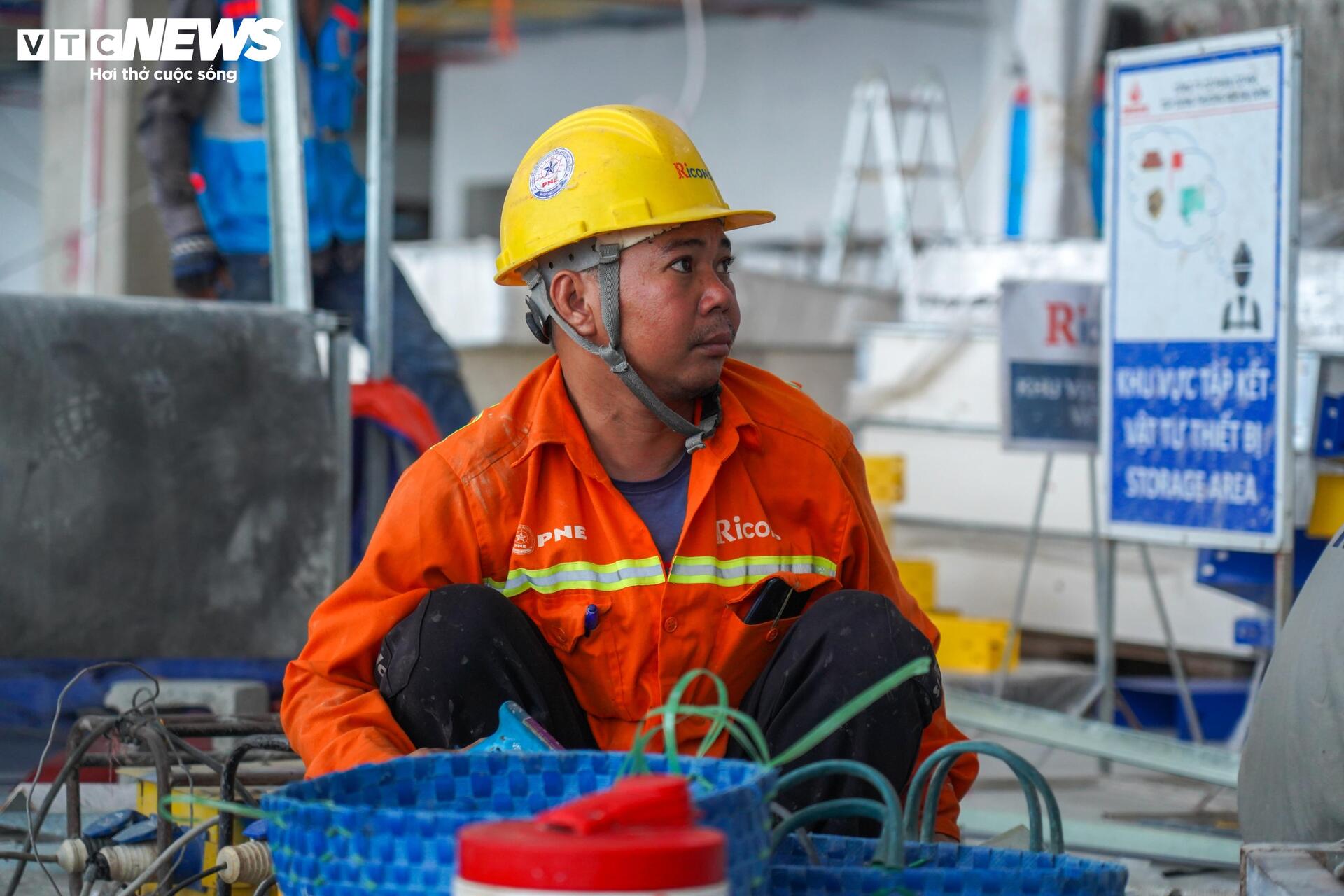 Công nhân làm việc xuyên lễ trên công trường nhà ga T3 Tân Sơn Nhất - 12