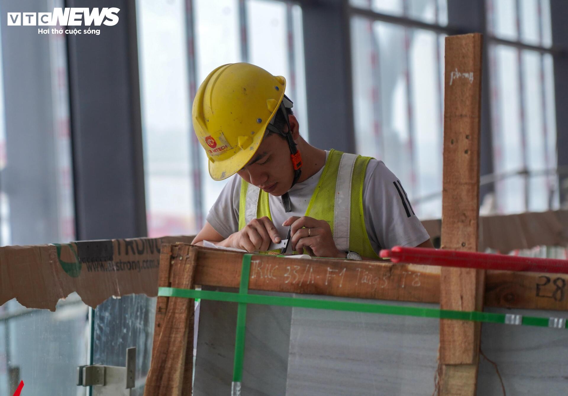 Công nhân làm việc xuyên lễ trên công trường nhà ga T3 Tân Sơn Nhất - 15