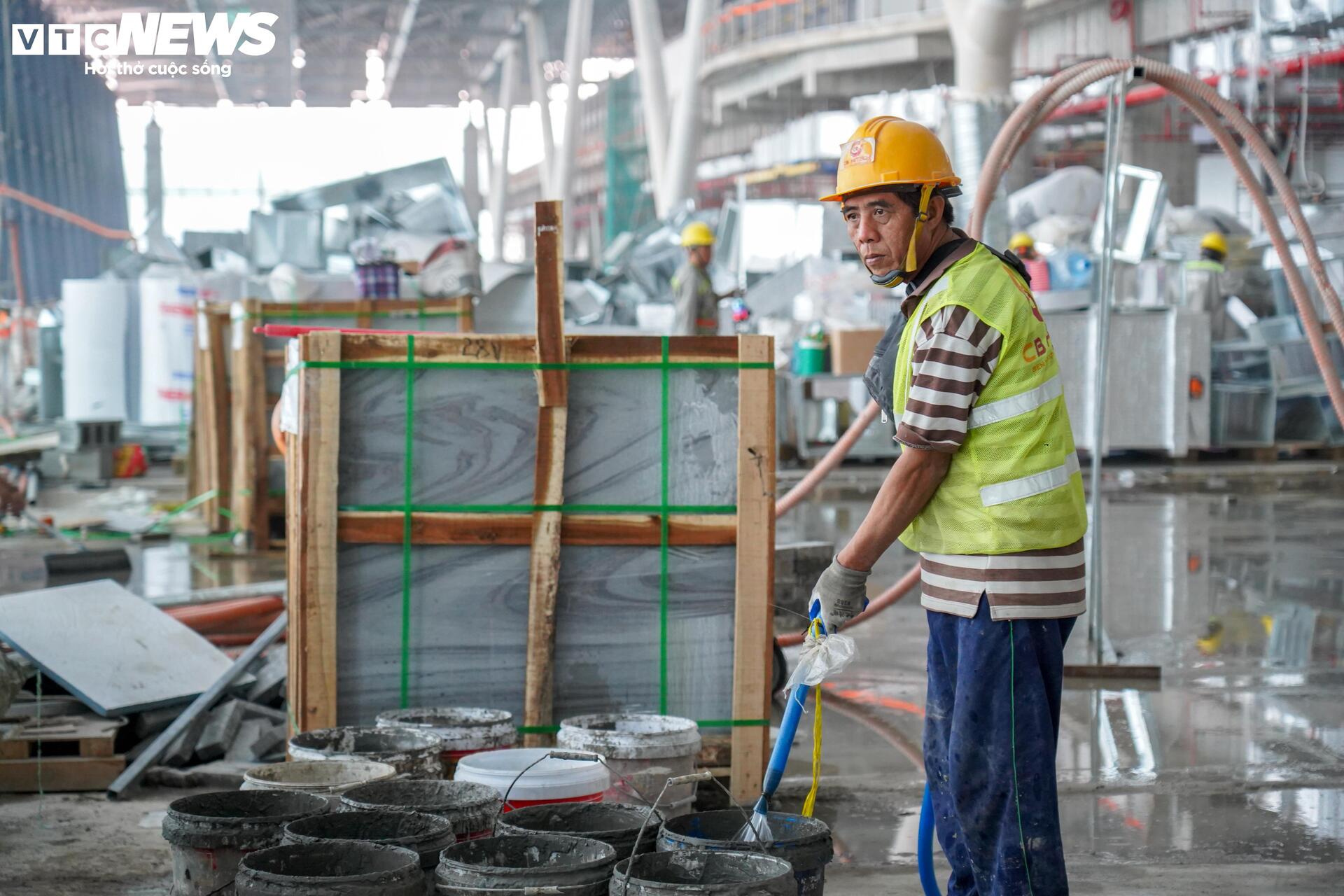 Công nhân làm việc xuyên lễ trên công trường nhà ga T3 Tân Sơn Nhất - 16