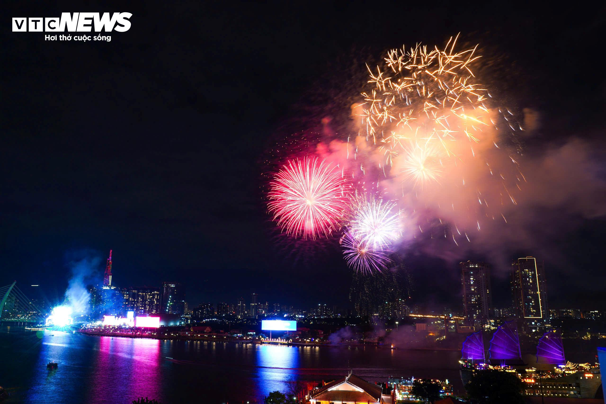 Pháo hoa rực sáng lung linh trên bầu trời Hà Nội, TP.HCM chào năm mới 2025 - 11