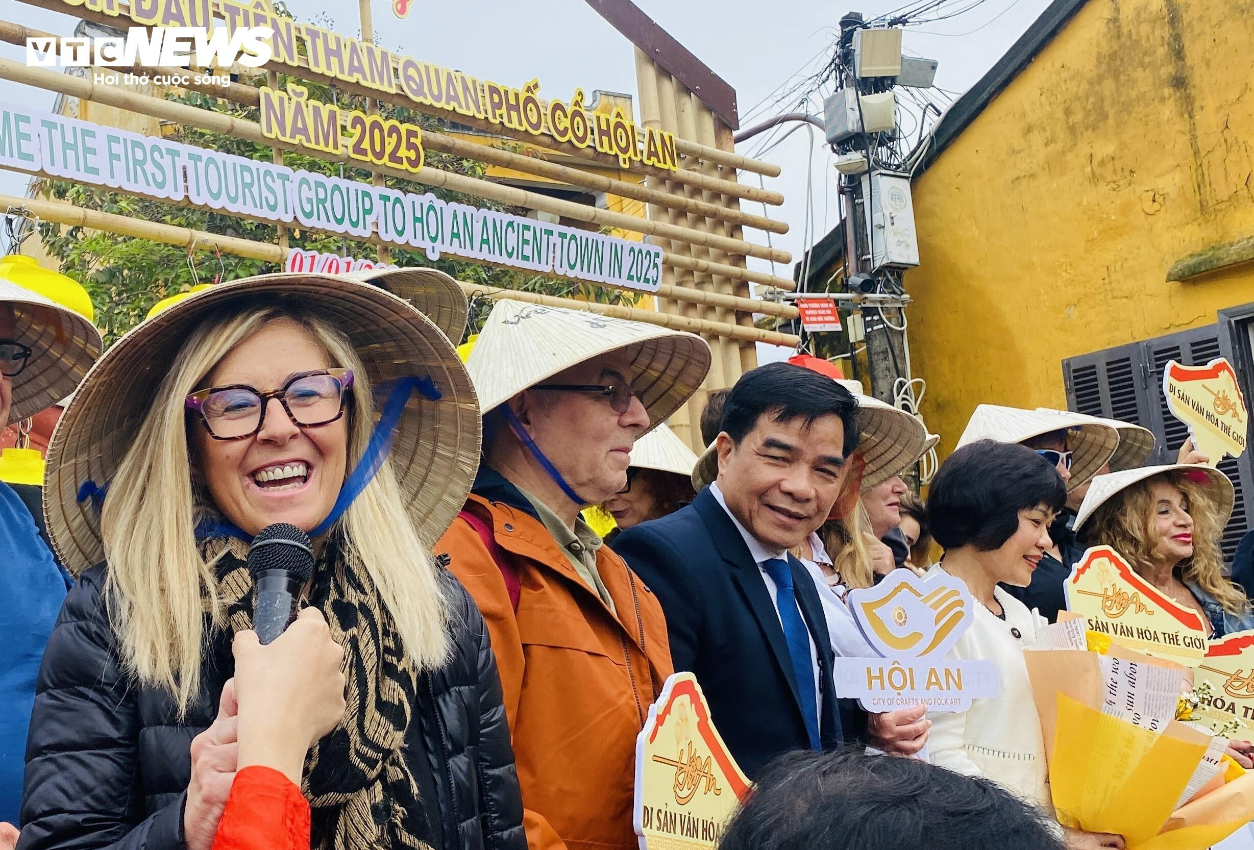 18 du khách Ý xông đất phố cổ Hội An - 6