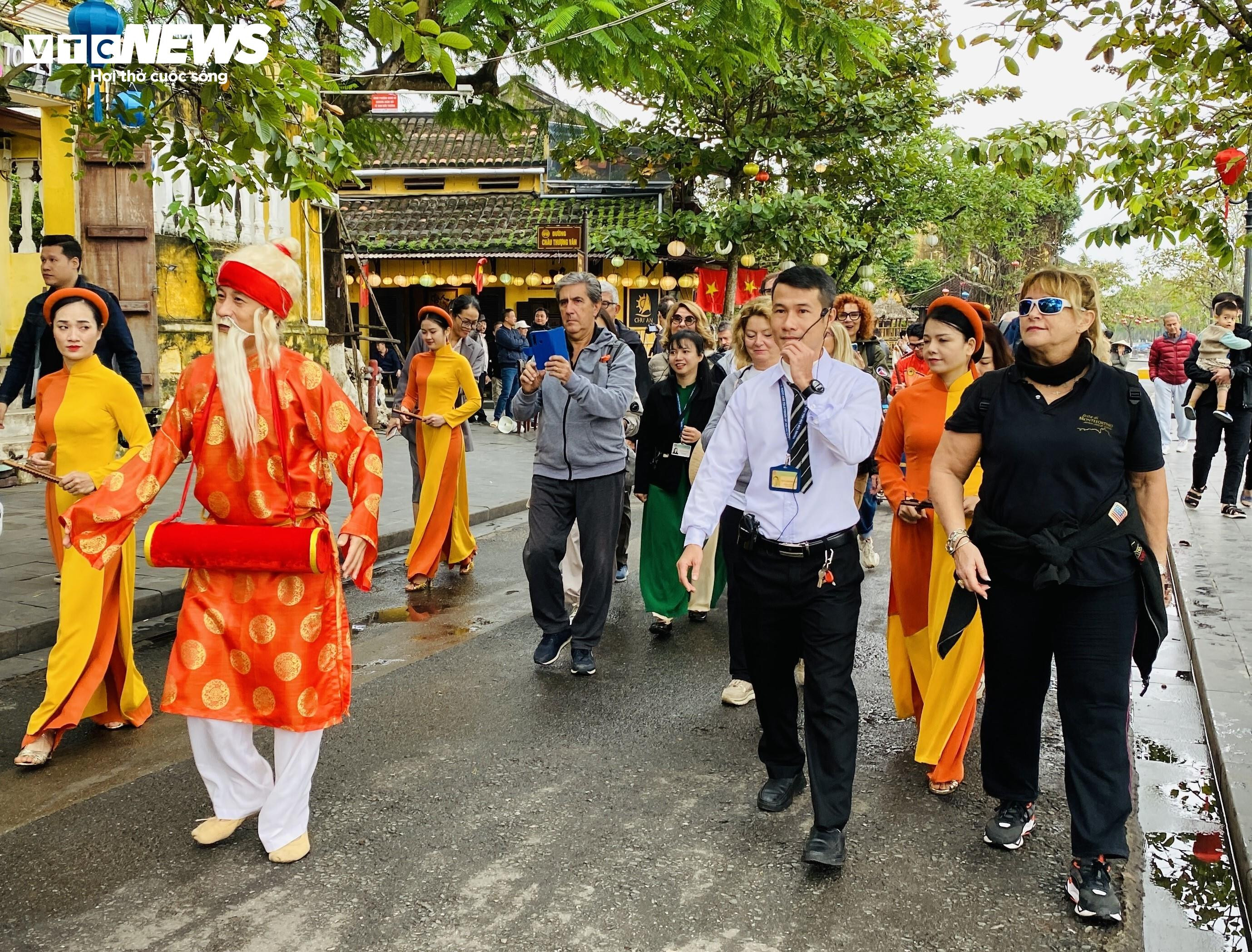 18 du khách Ý xông đất phố cổ Hội An - 8