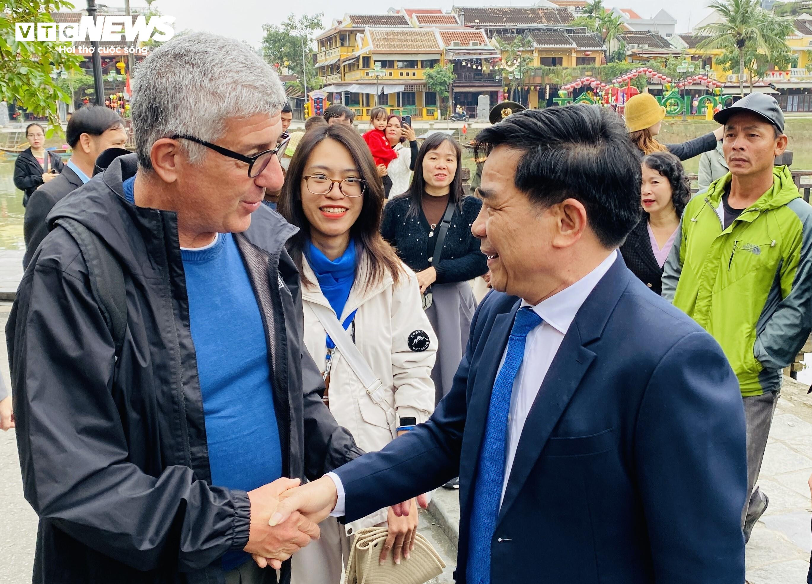 18 du khách Ý xông đất phố cổ Hội An - 4