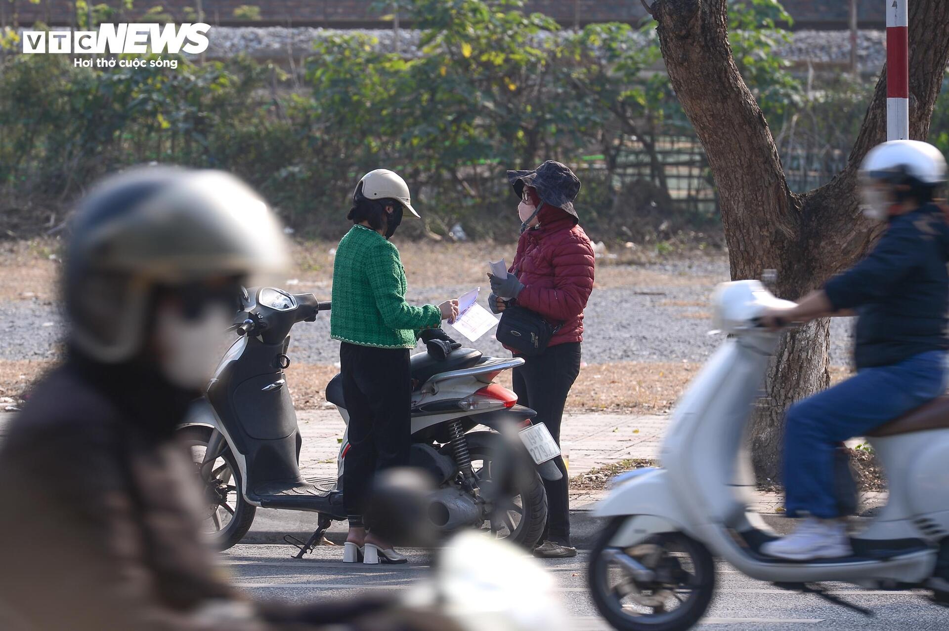 'Phe vé' náo loạn trước trận tuyển Việt Nam đấu Thái Lan, hét giá 7,5 triệu/cặp - 5