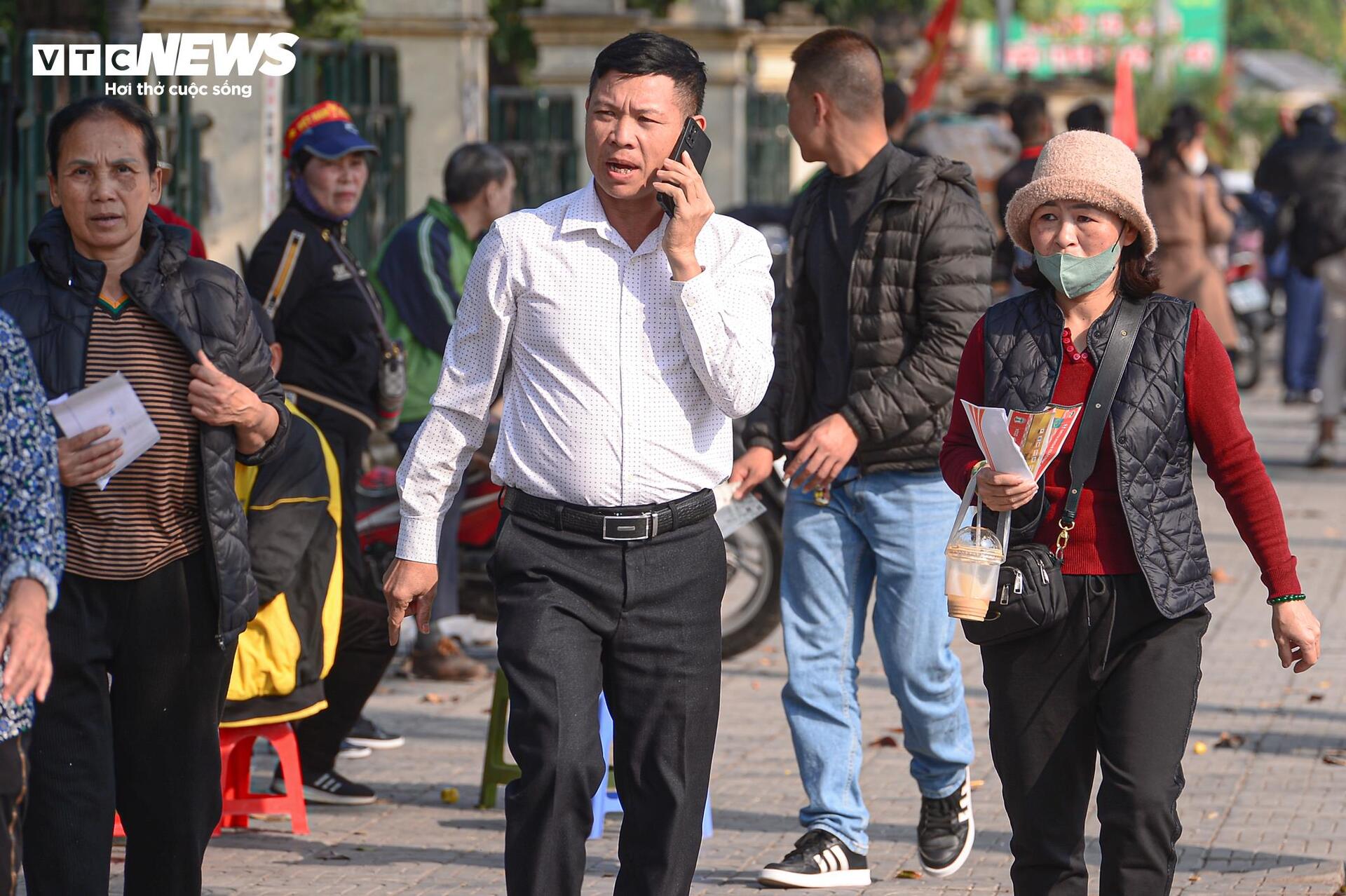 'Phe vé' náo loạn trước trận tuyển Việt Nam đấu Thái Lan, hét giá 7,5 triệu/cặp - 2