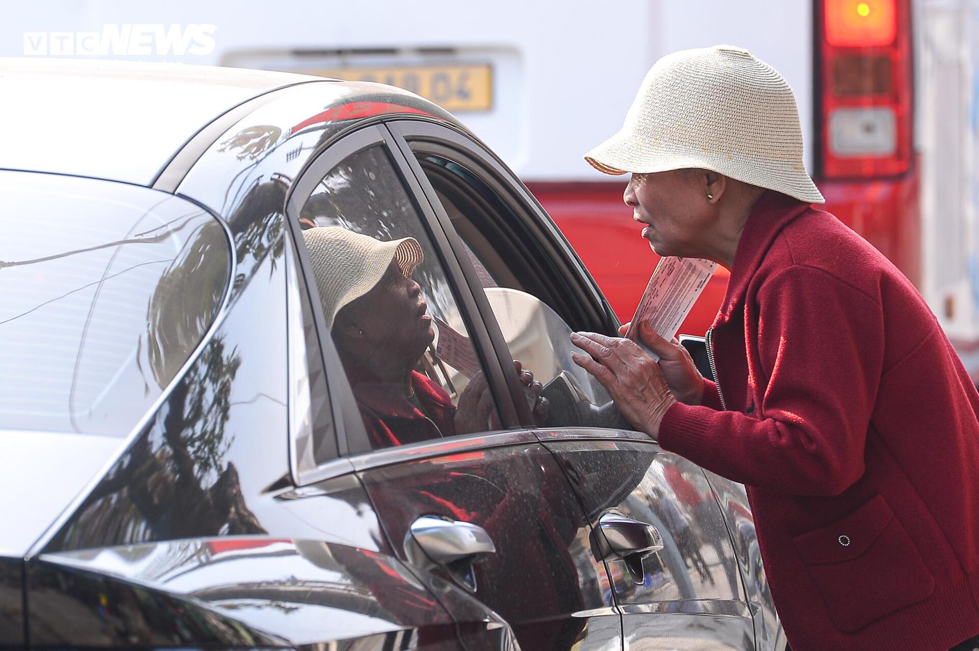 'Phe vé' náo loạn trước trận tuyển Việt Nam đấu Thái Lan, hét giá 7,5 triệu/cặp - 10