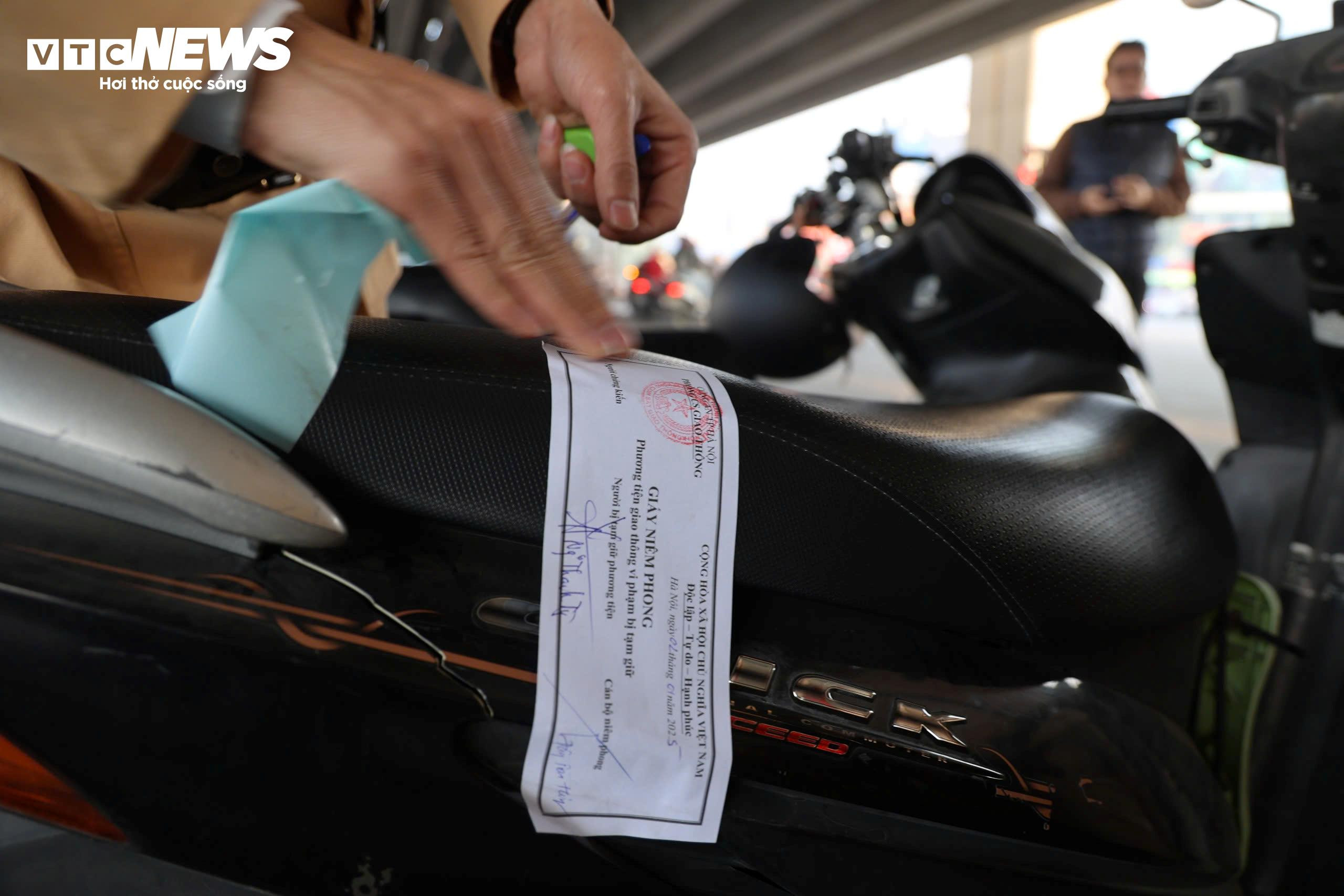 Định nhấn ga vượt đèn đỏ, tài xế giật mình nghe tiếng nhắc 'phạt 5 triệu đấy' - 9