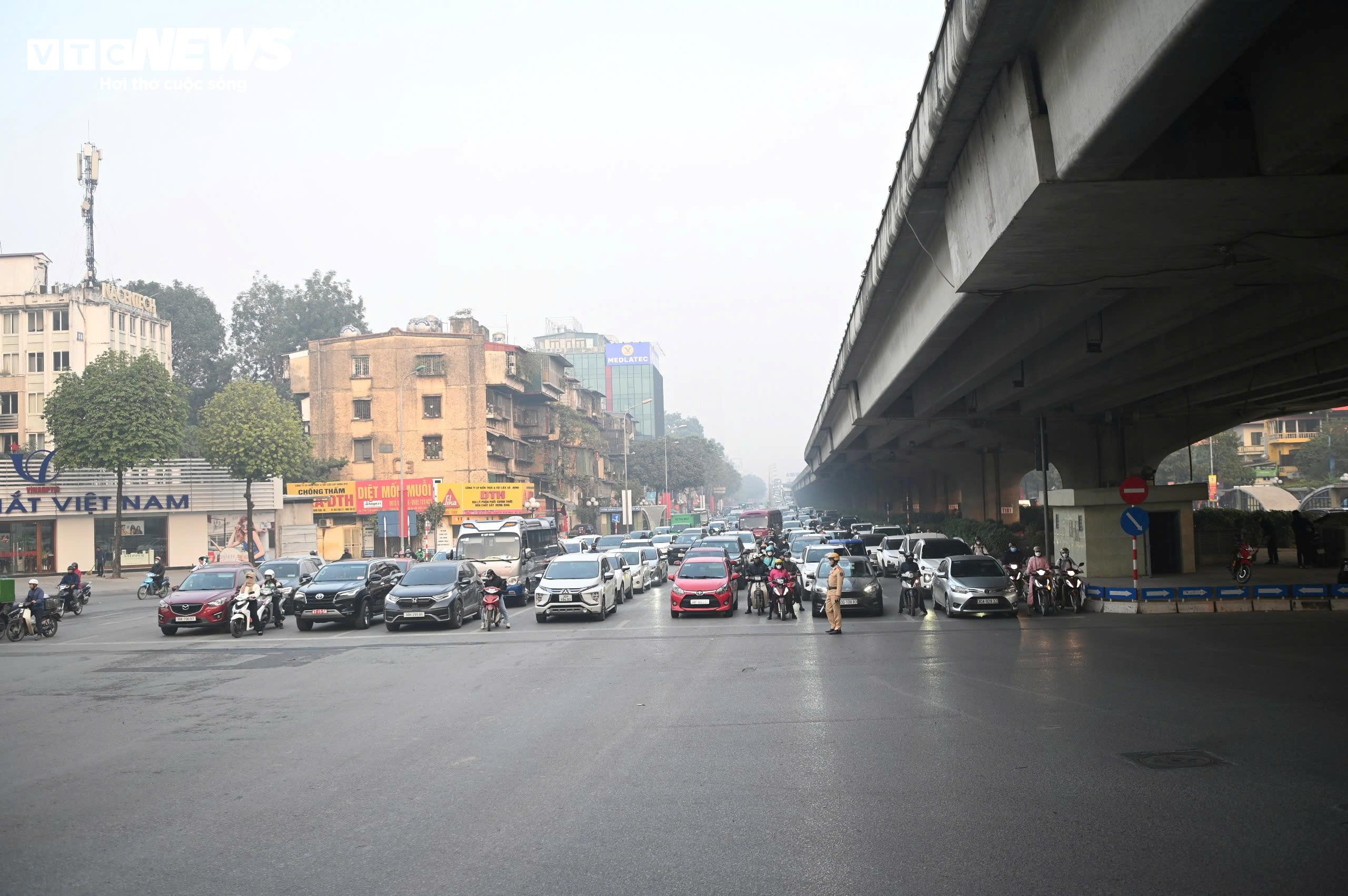 Định nhấn ga vượt đèn đỏ, tài xế giật mình nghe tiếng nhắc 'phạt 5 triệu đấy' - 1