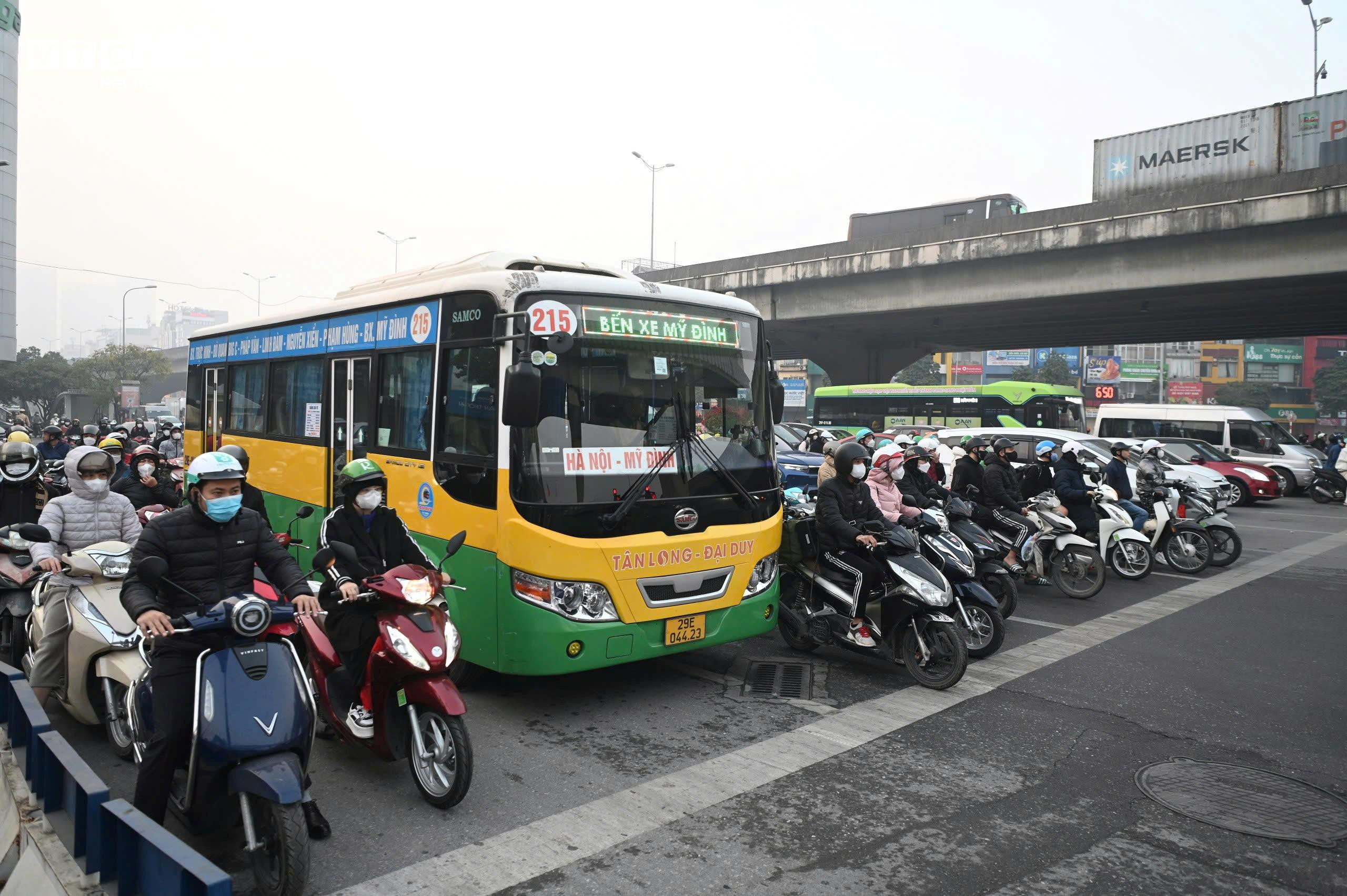 Định nhấn ga vượt đèn đỏ, tài xế giật mình nghe tiếng nhắc 'phạt 5 triệu đấy' - 2