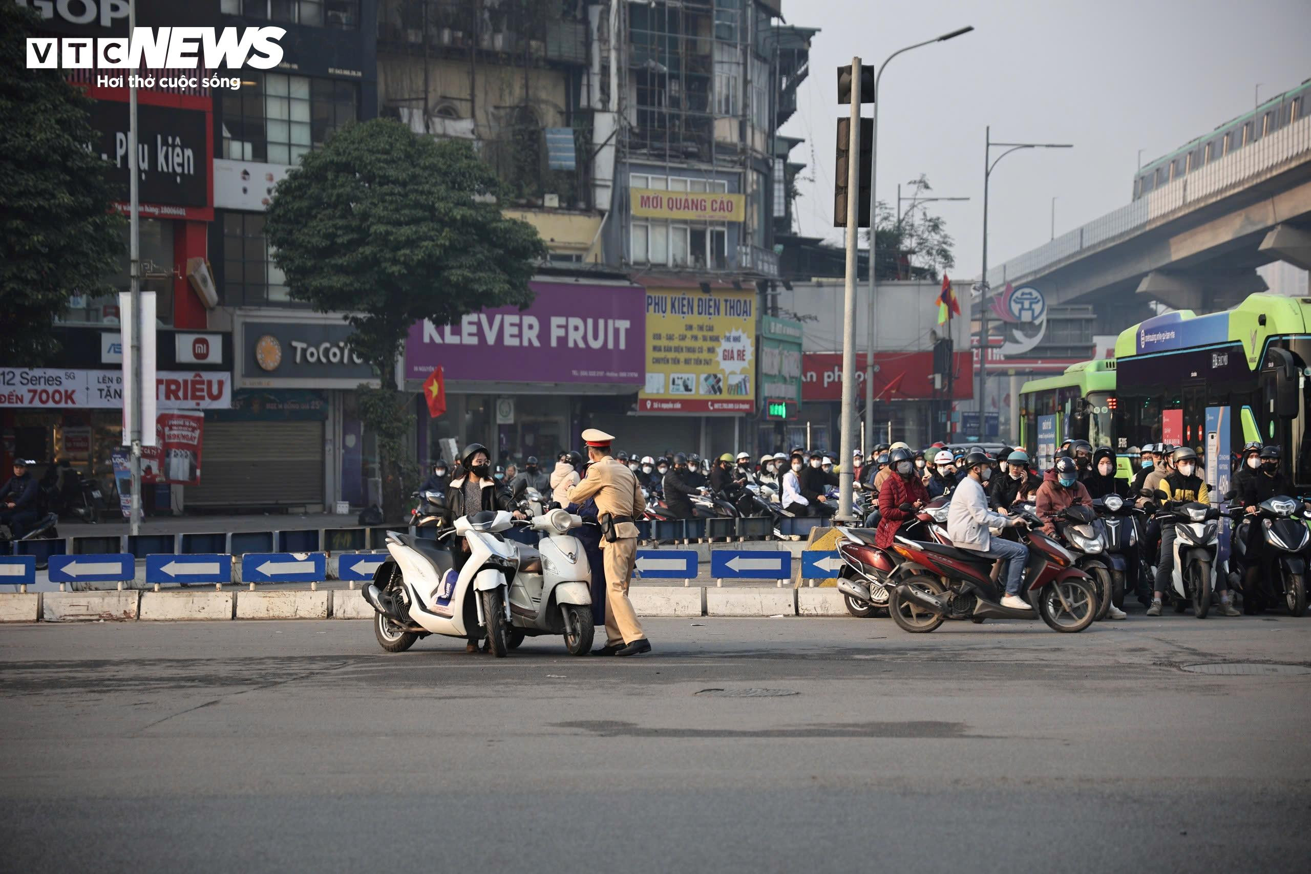 Định nhấn ga vượt đèn đỏ, tài xế giật mình nghe tiếng nhắc 'phạt 5 triệu đấy' - 4
