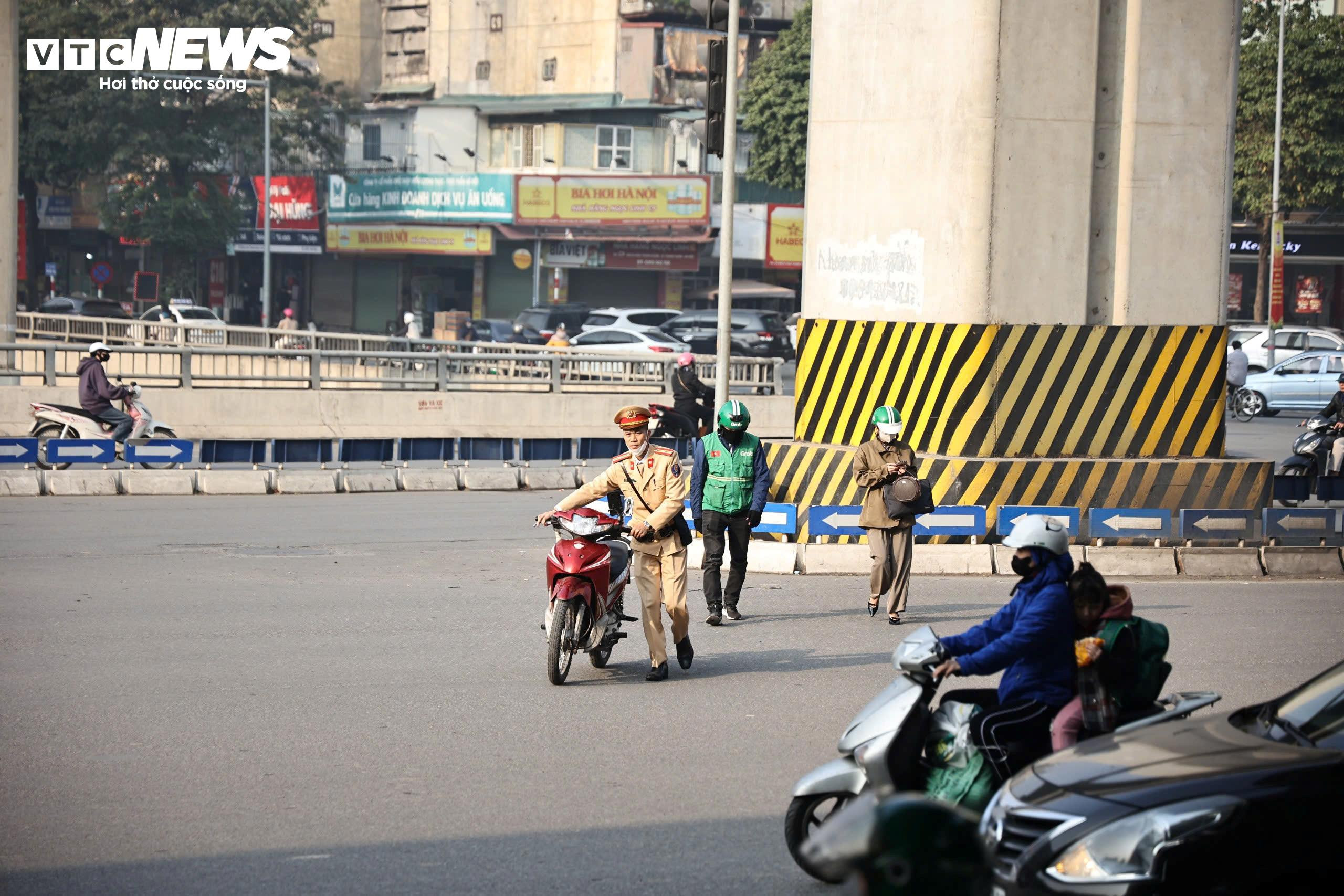 Định nhấn ga vượt đèn đỏ, tài xế giật mình nghe tiếng nhắc 'phạt 5 triệu đấy' - 5