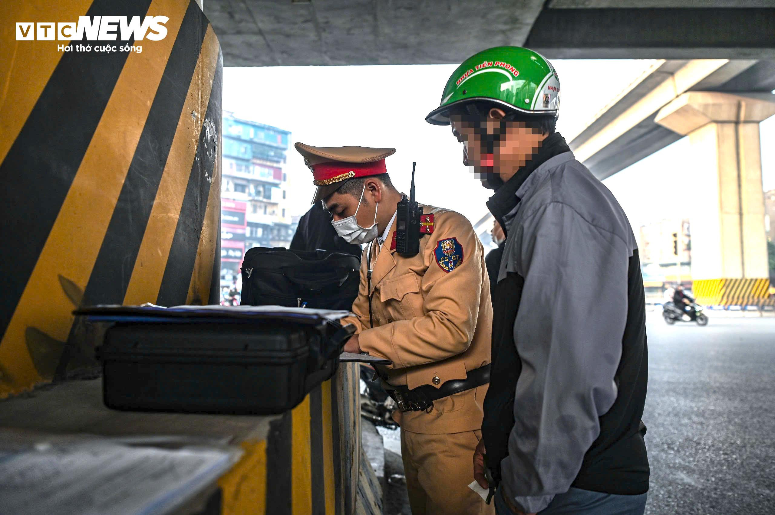 Định nhấn ga vượt đèn đỏ, tài xế giật mình nghe tiếng nhắc 'phạt 5 triệu đấy' - 6