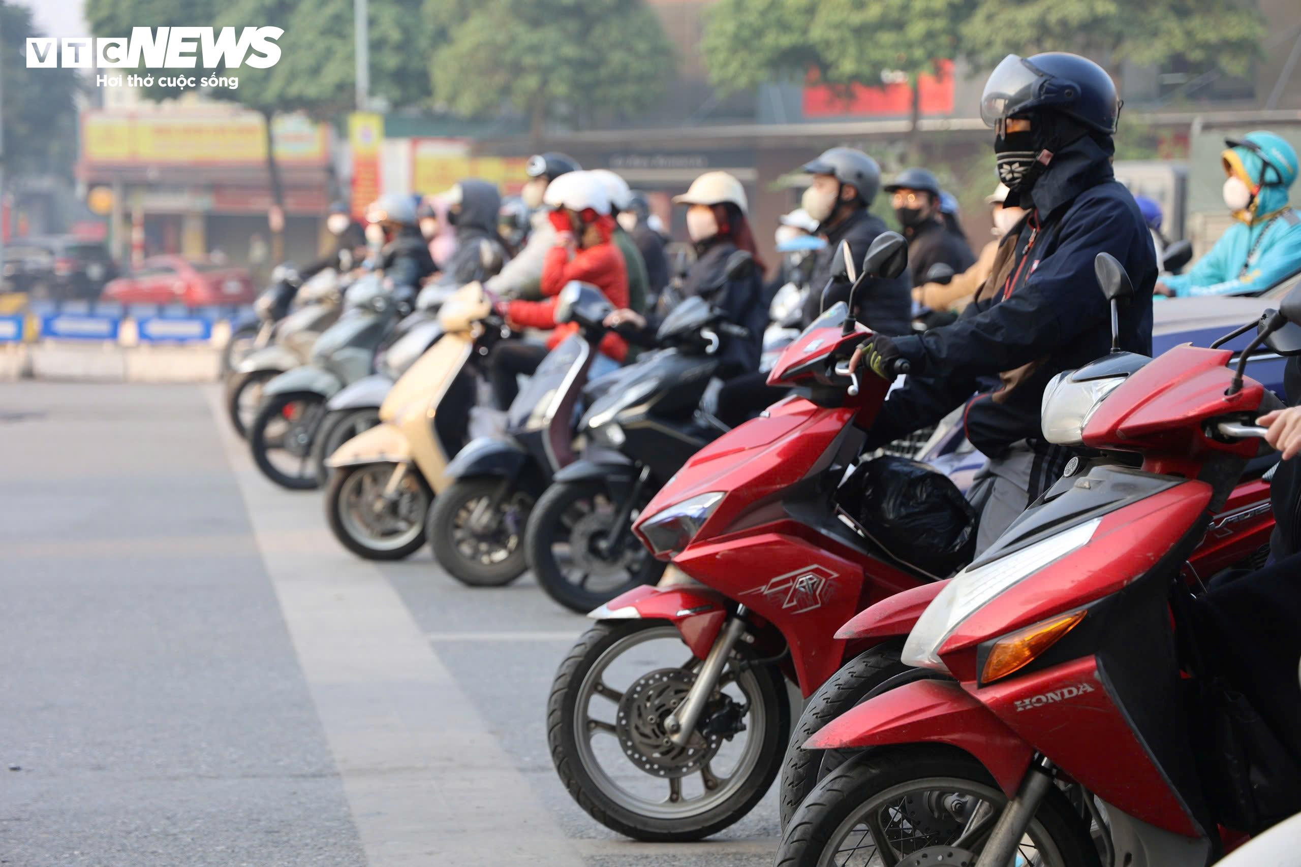 Định nhấn ga vượt đèn đỏ, tài xế giật mình nghe tiếng nhắc 'phạt 5 triệu đấy' - 3