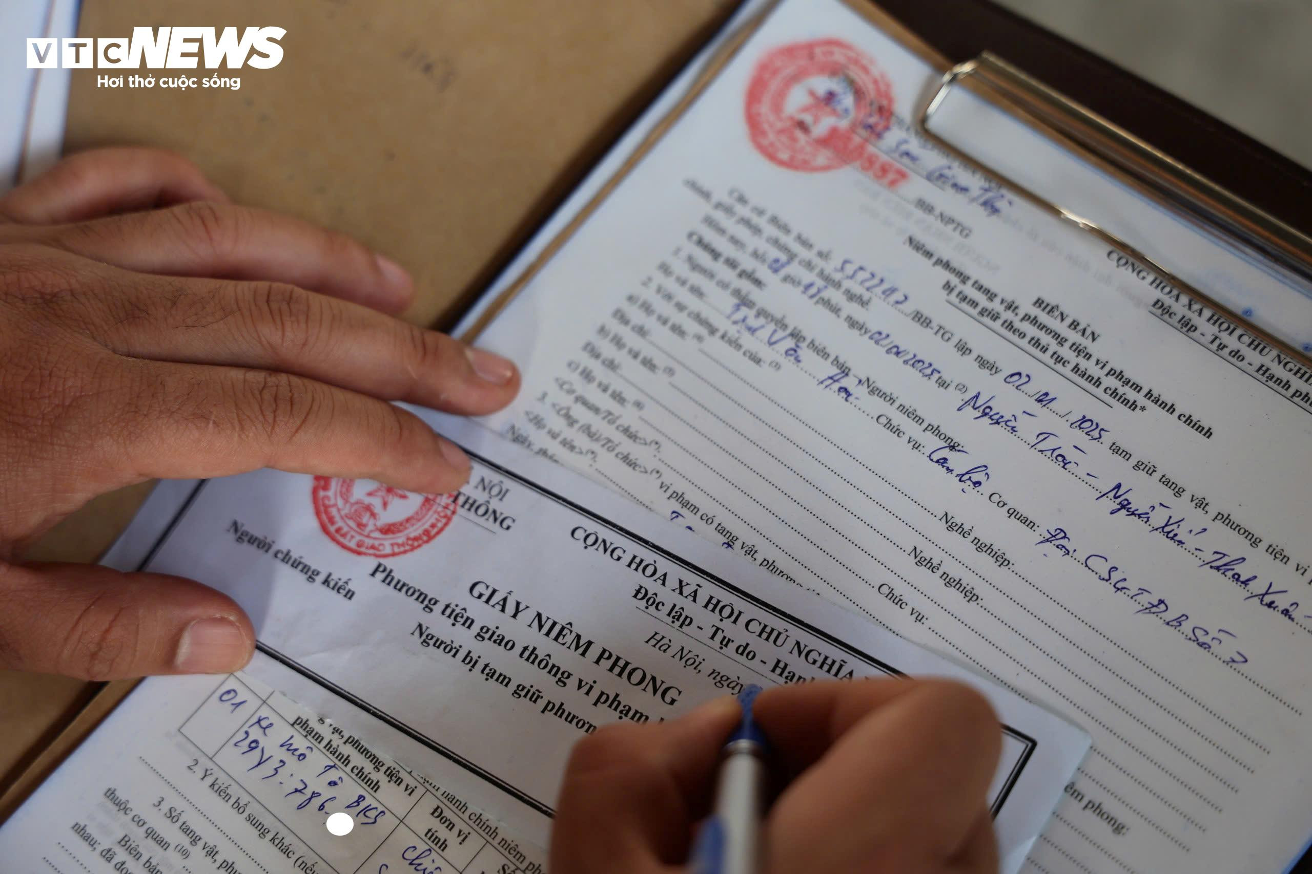 Định nhấn ga vượt đèn đỏ, tài xế giật mình nghe tiếng nhắc 'phạt 5 triệu đấy' - 8