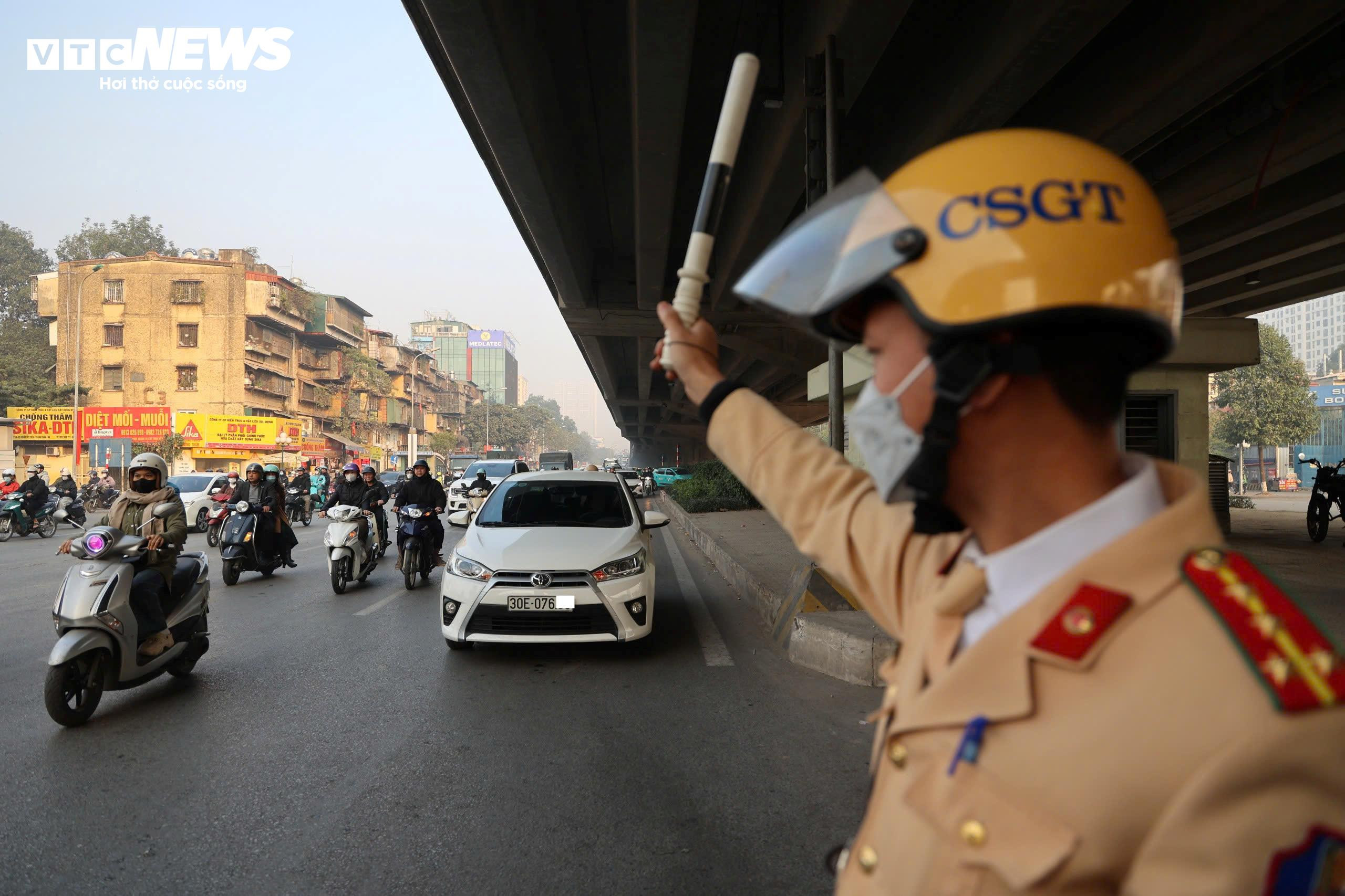 Định nhấn ga vượt đèn đỏ, tài xế giật mình nghe tiếng nhắc 'phạt 5 triệu đấy' - 10
