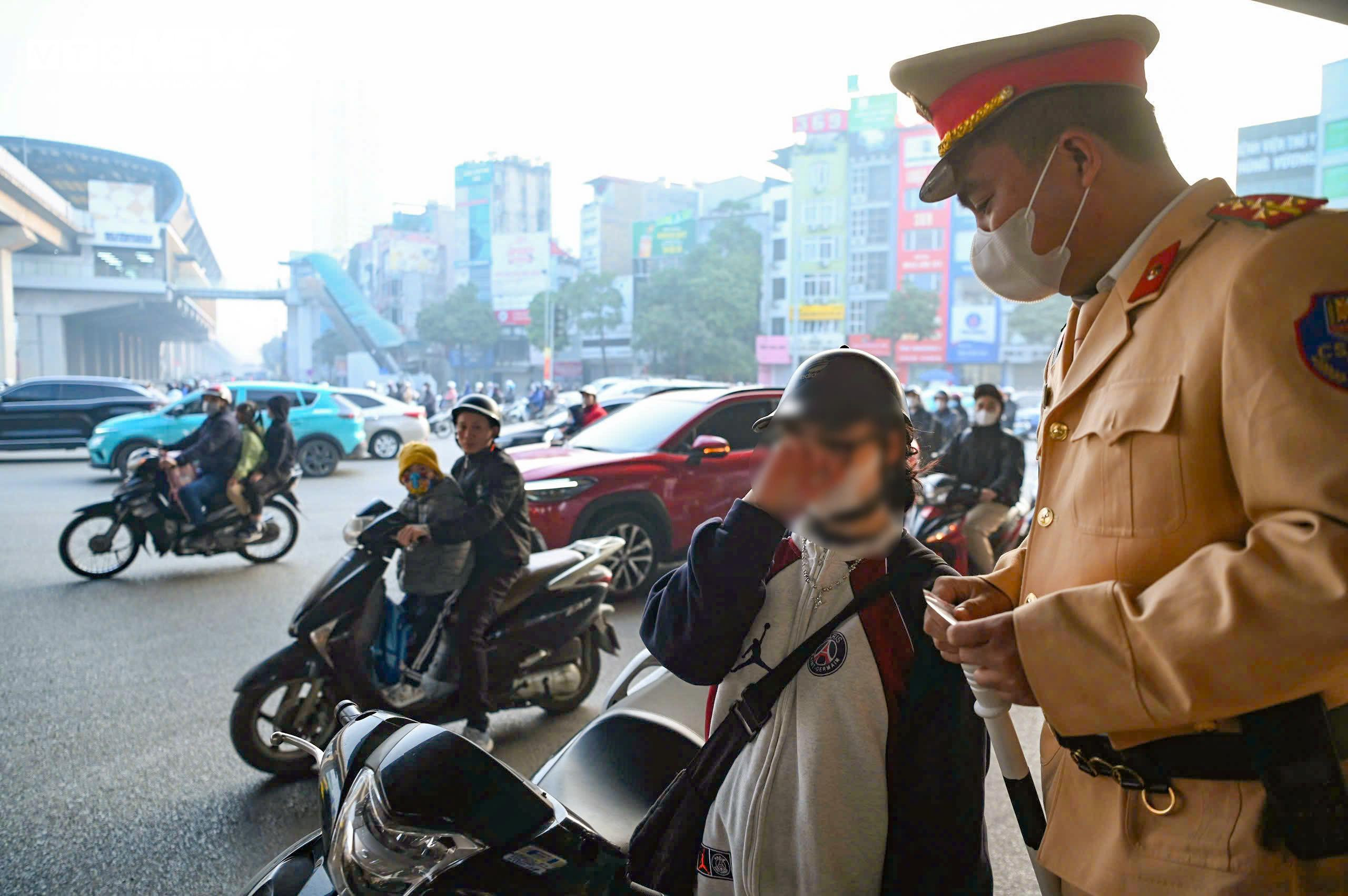 Định nhấn ga vượt đèn đỏ, tài xế giật mình nghe tiếng nhắc 'phạt 5 triệu đấy' - 7