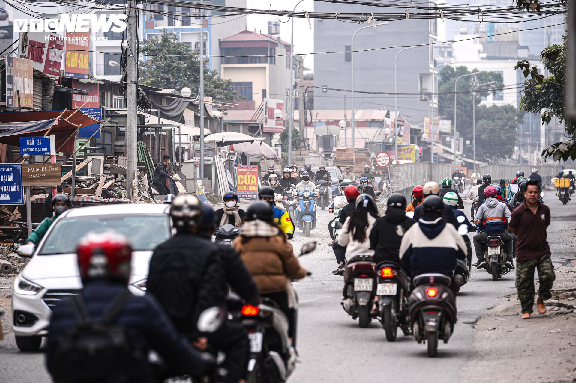 Trời Hà Nội mờ đục từ sáng đến tối, dân 'ngộp thở' trong mùa ô nhiễm không khí - 8