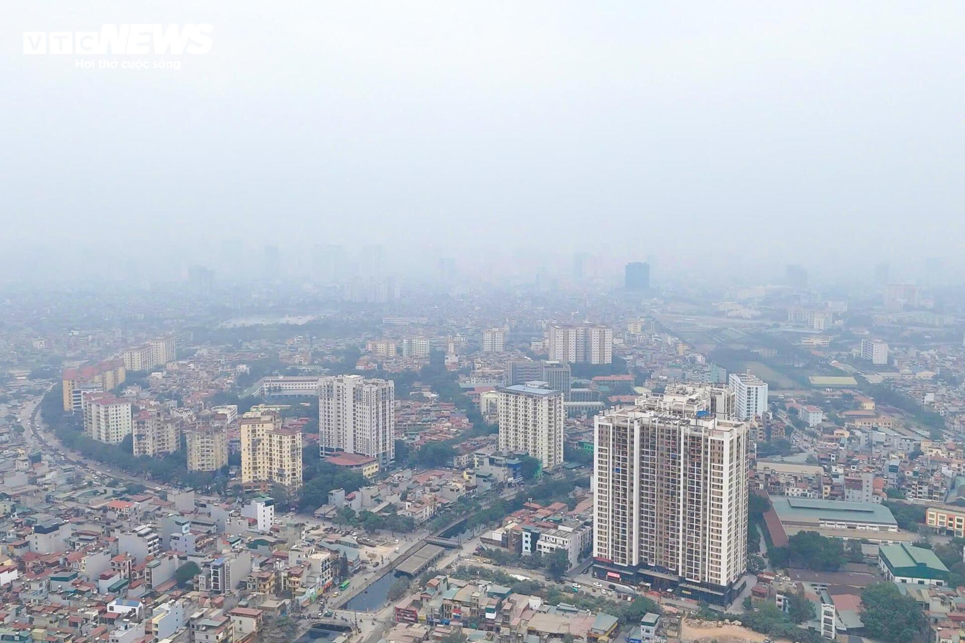 Trời Hà Nội mờ đục từ sáng đến tối, dân 'ngộp thở' trong mùa ô nhiễm không khí - 1