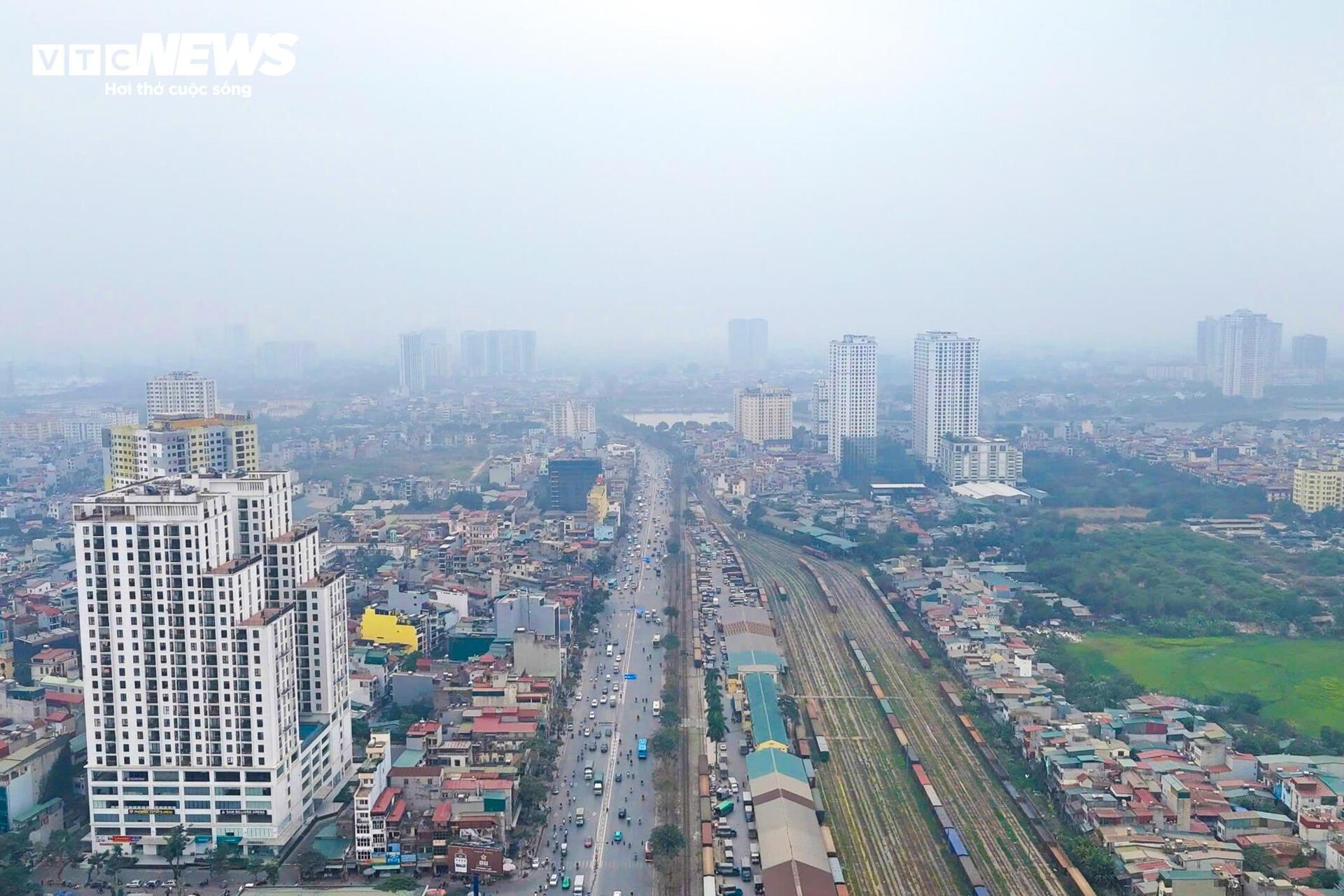 Trời Hà Nội mờ đục từ sáng đến tối, dân 'ngộp thở' trong mùa ô nhiễm không khí - 4