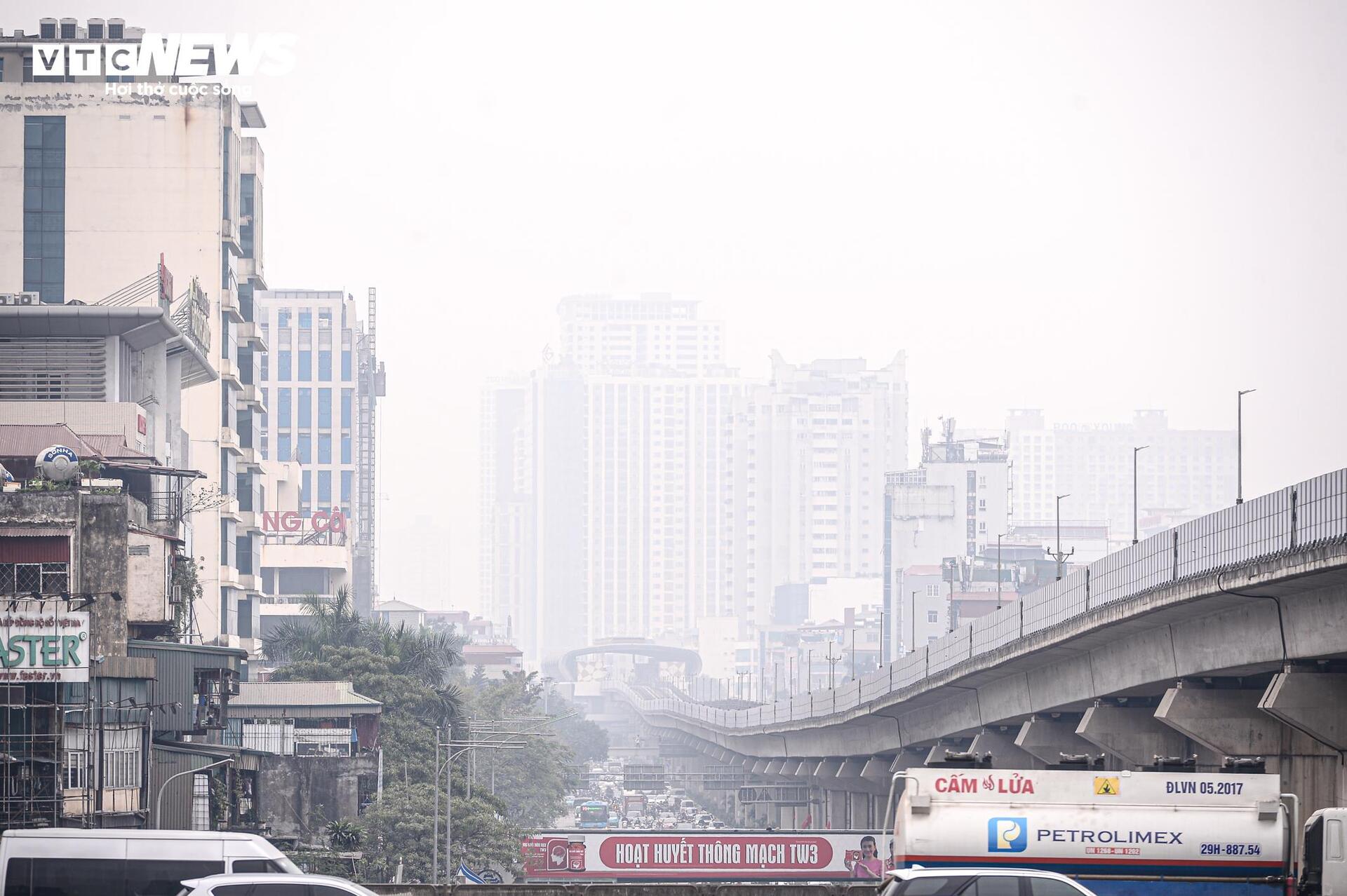 Trời Hà Nội mờ đục từ sáng đến tối, dân 'ngộp thở' trong mùa ô nhiễm không khí - 18