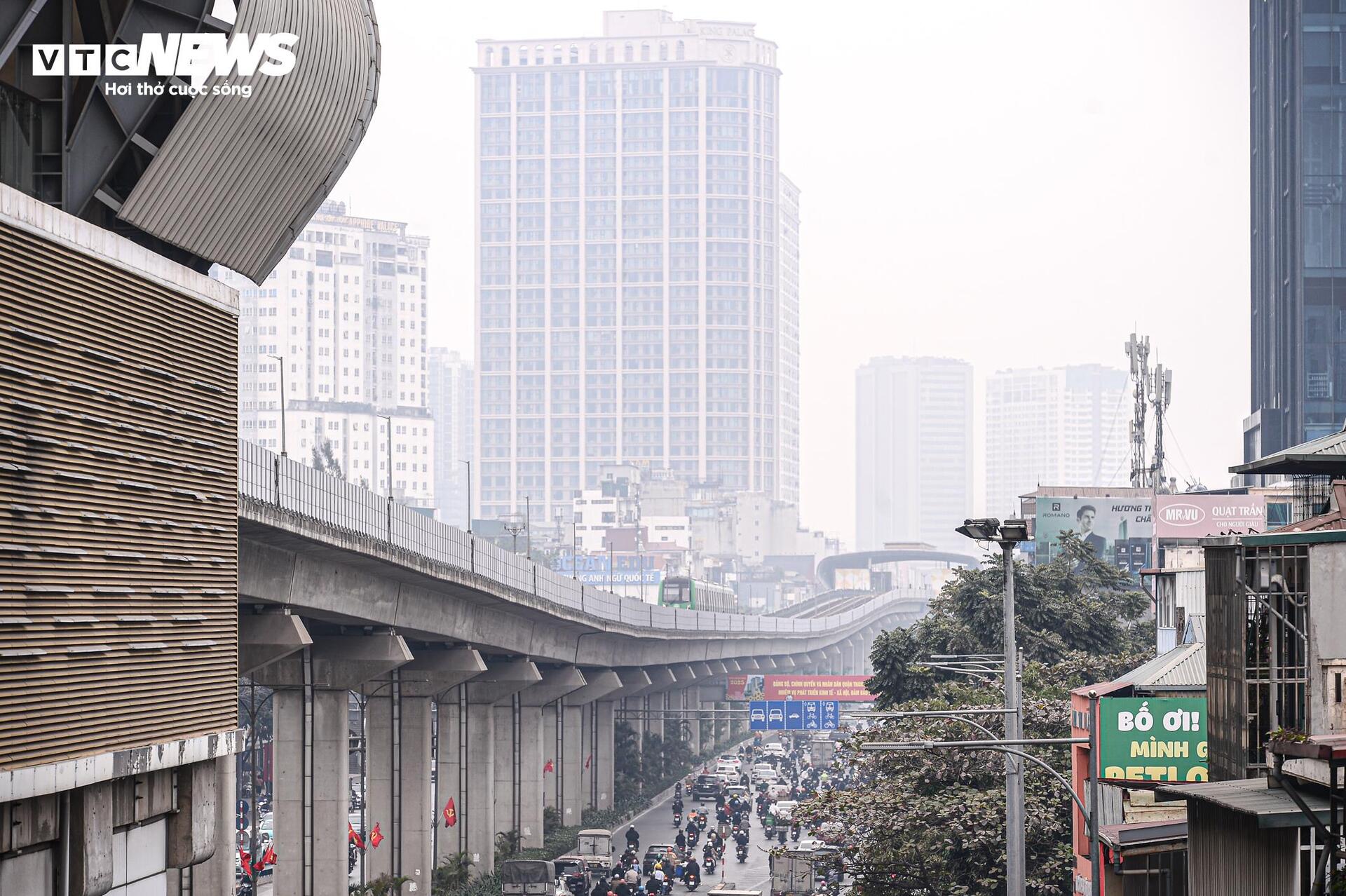 Trời Hà Nội mờ đục từ sáng đến tối, dân 'ngộp thở' trong mùa ô nhiễm không khí - 7