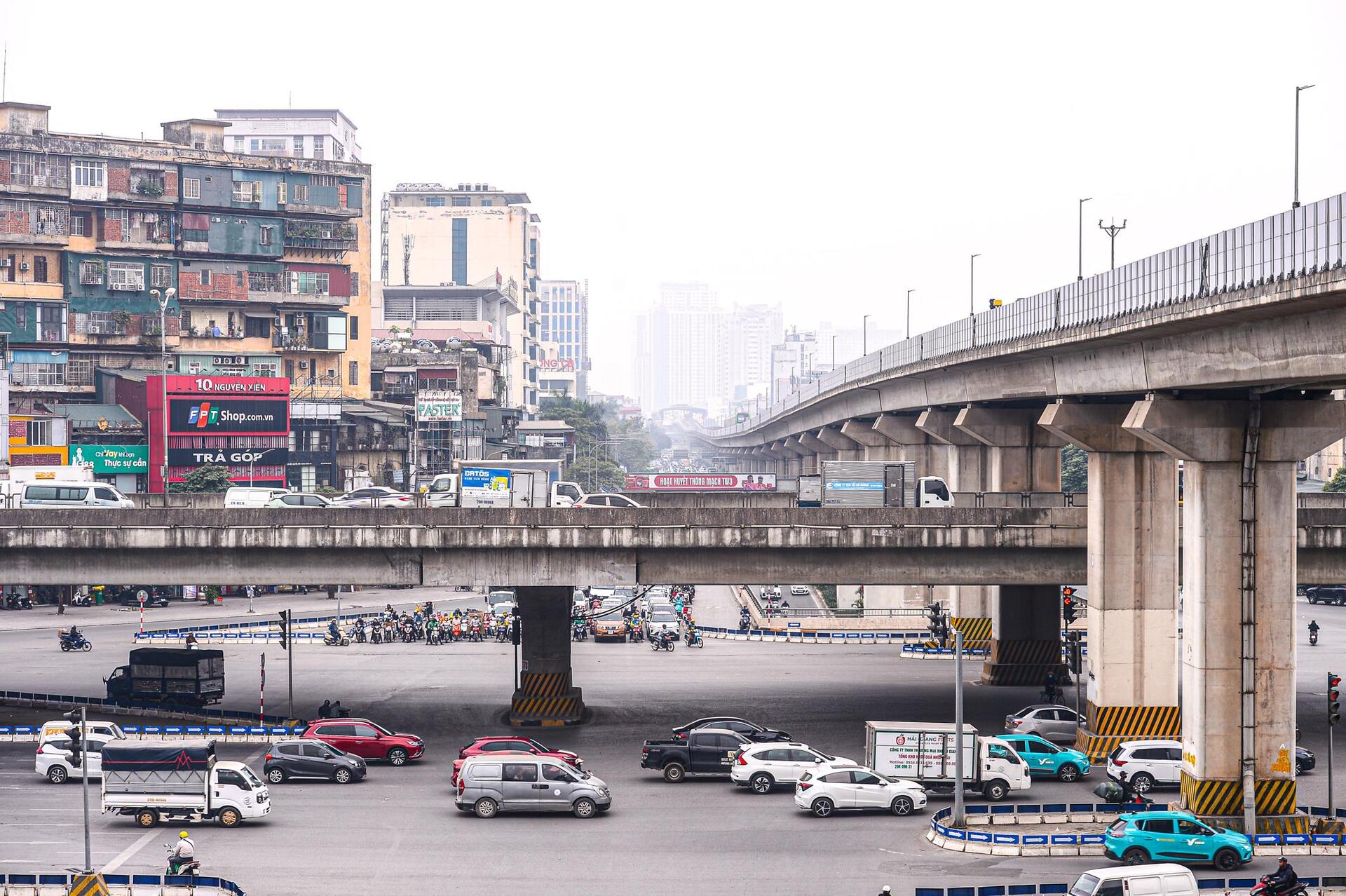 Trời Hà Nội mờ đục từ sáng đến tối, dân 'ngộp thở' trong mùa ô nhiễm không khí - 5