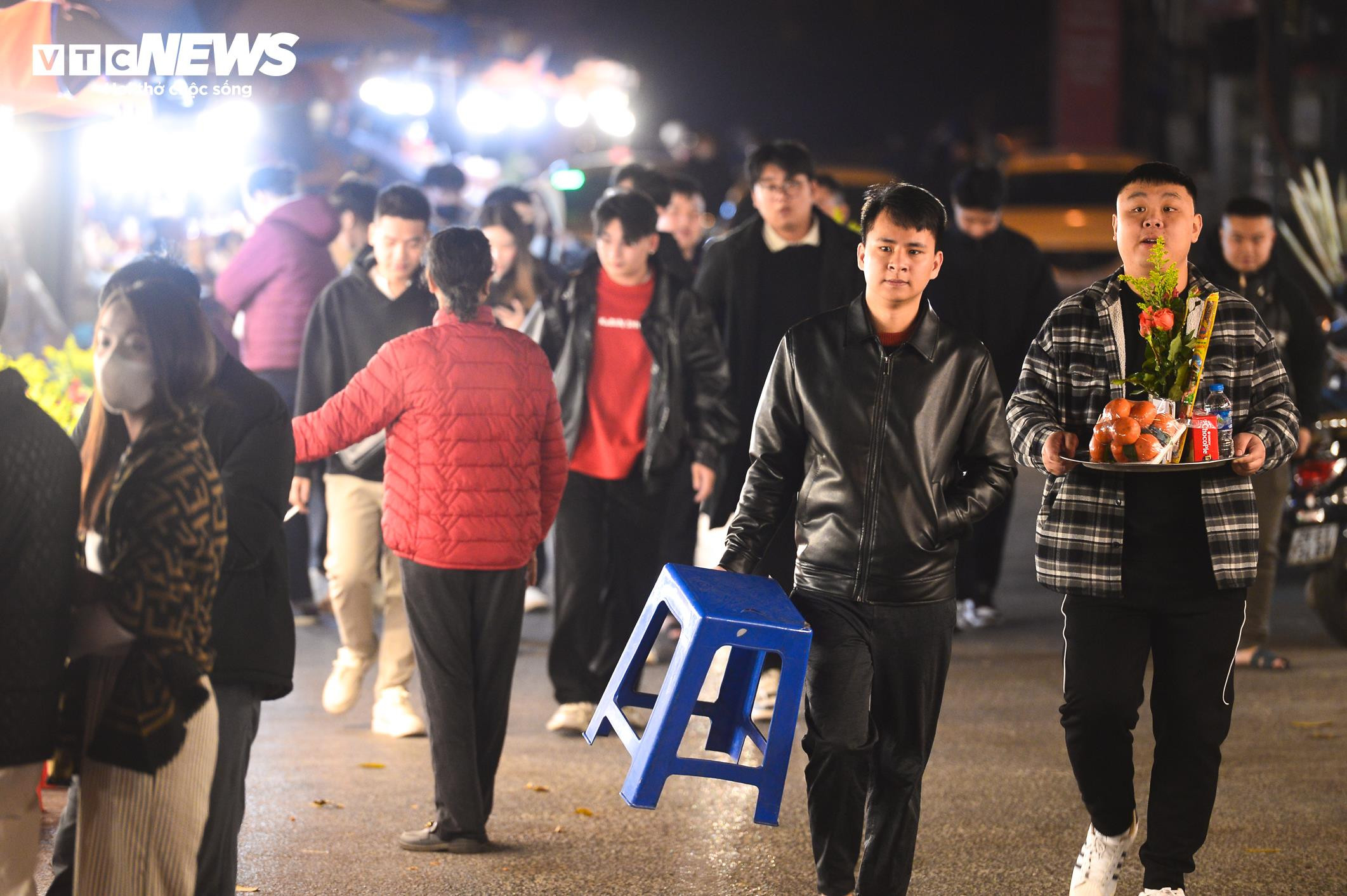 Người Hà Nội đội rét đến Phủ Tây Hồ lễ tạ rằm tháng Chạp từ rạng sáng - 6