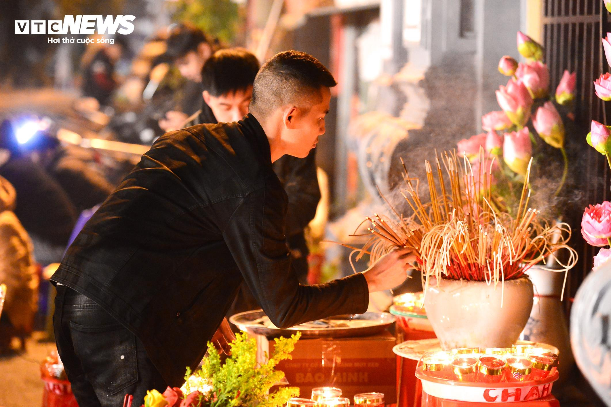 Người Hà Nội đội rét đến Phủ Tây Hồ lễ tạ rằm tháng Chạp từ rạng sáng - 9