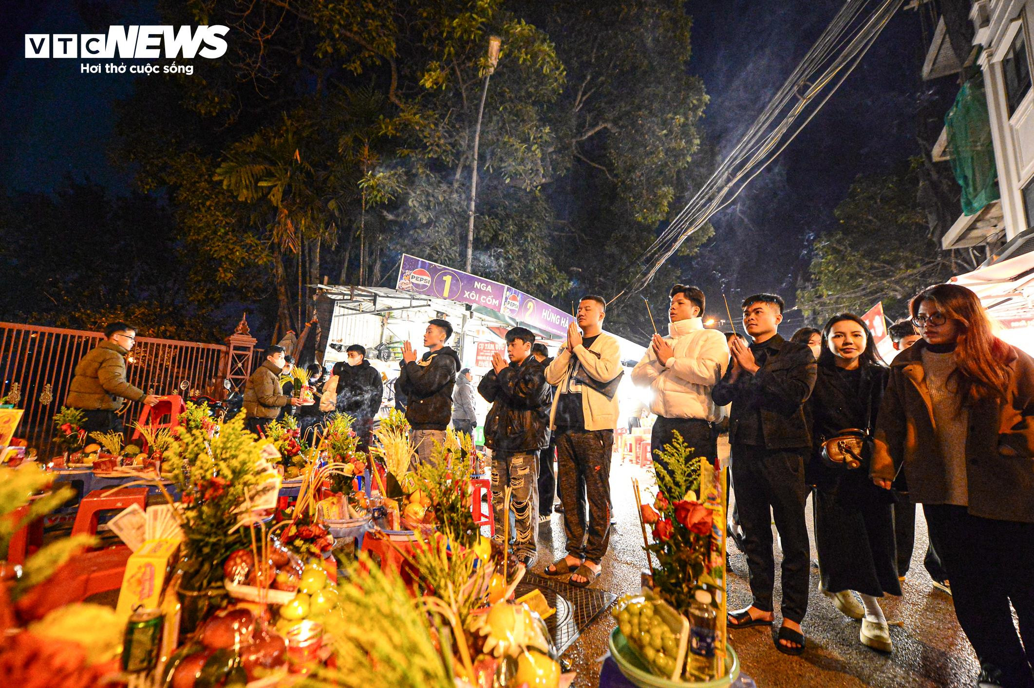 Người Hà Nội đội rét đến Phủ Tây Hồ lễ tạ rằm tháng Chạp từ rạng sáng - 2