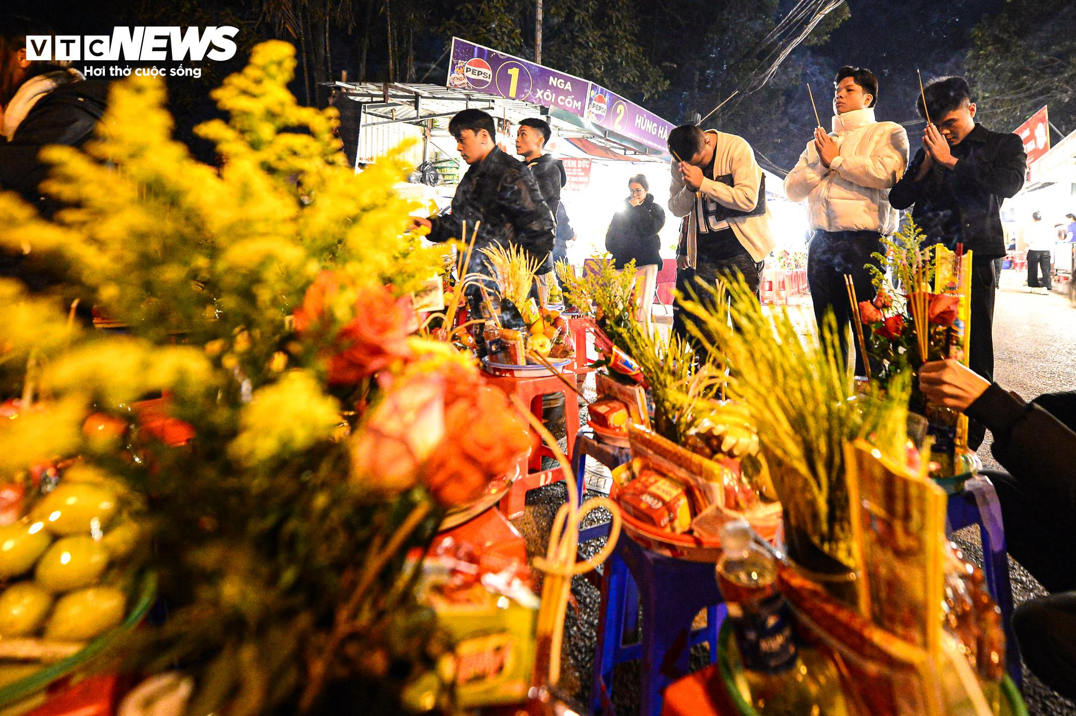 Người Hà Nội đội rét đến Phủ Tây Hồ lễ tạ rằm tháng Chạp từ rạng sáng - 8