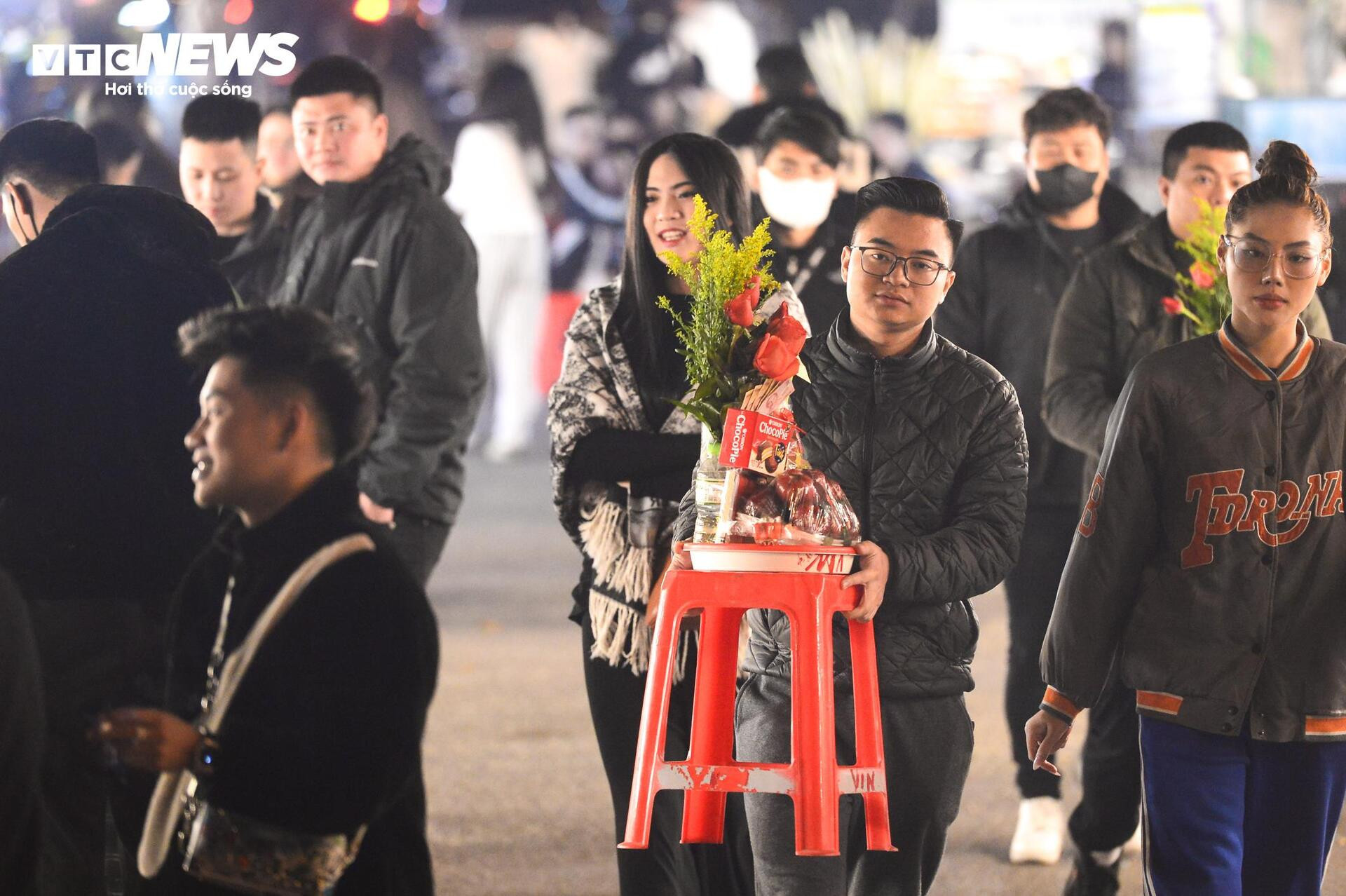 Người Hà Nội đội rét đến Phủ Tây Hồ lễ tạ rằm tháng Chạp từ rạng sáng - 13