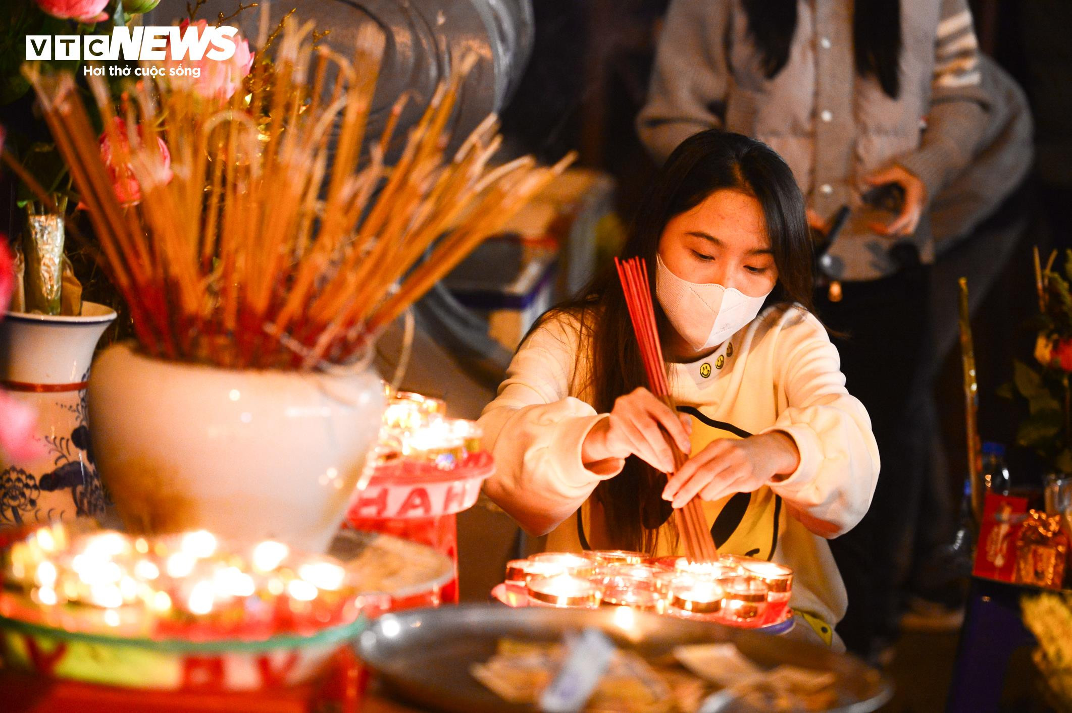 Người Hà Nội đội rét đến Phủ Tây Hồ lễ tạ rằm tháng Chạp từ rạng sáng - 5