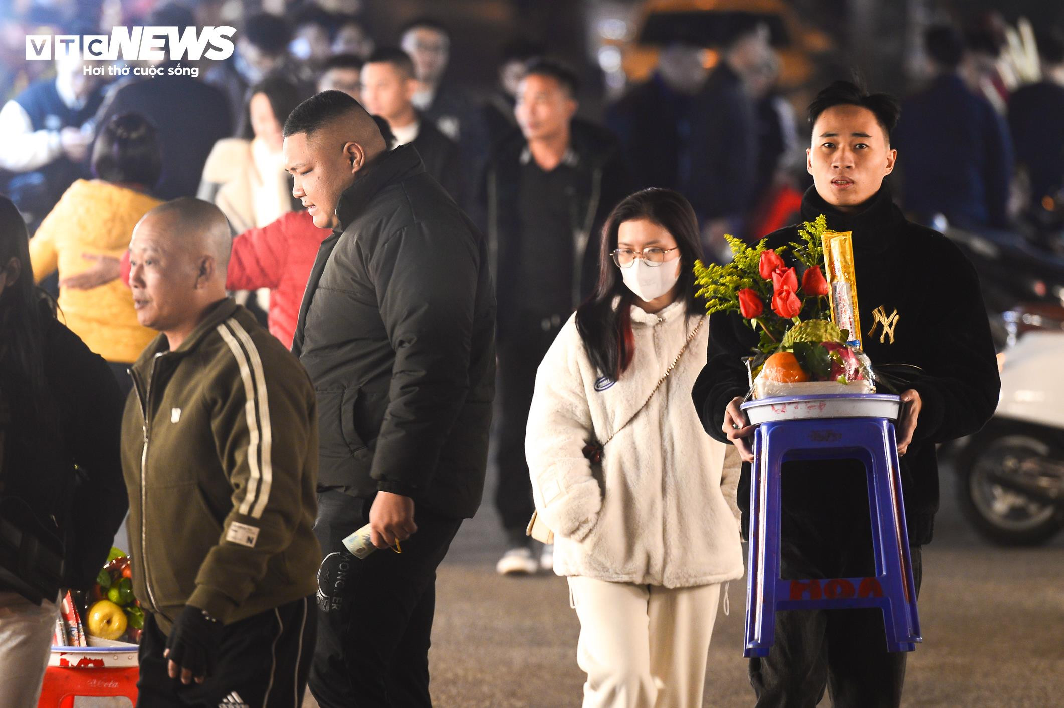 Người Hà Nội đội rét đến Phủ Tây Hồ lễ tạ rằm tháng Chạp từ rạng sáng - 4