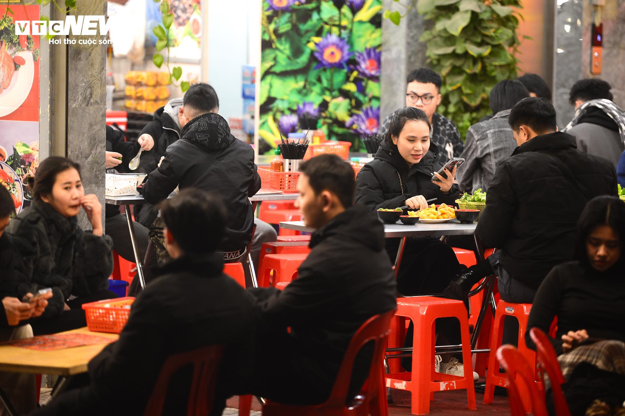 Người Hà Nội đội rét đến Phủ Tây Hồ lễ tạ rằm tháng Chạp từ rạng sáng - 12