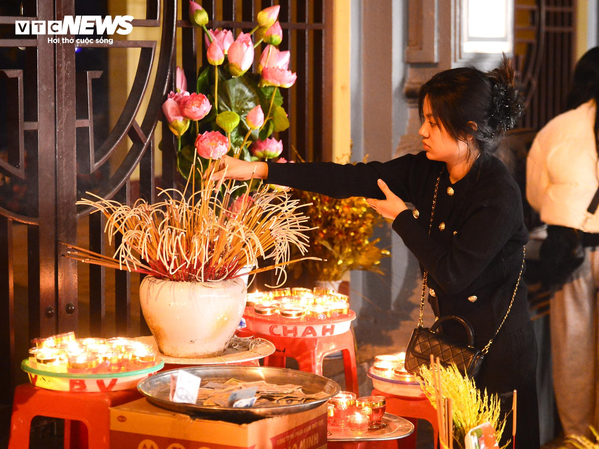 Người Hà Nội đội rét đến Phủ Tây Hồ lễ tạ rằm tháng Chạp từ rạng sáng - 7