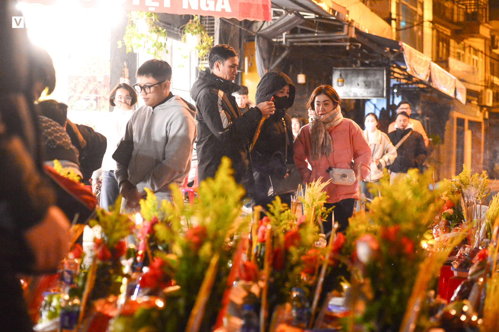 Người Hà Nội đội rét đến Phủ Tây Hồ lễ tạ rằm tháng Chạp từ rạng sáng - 10