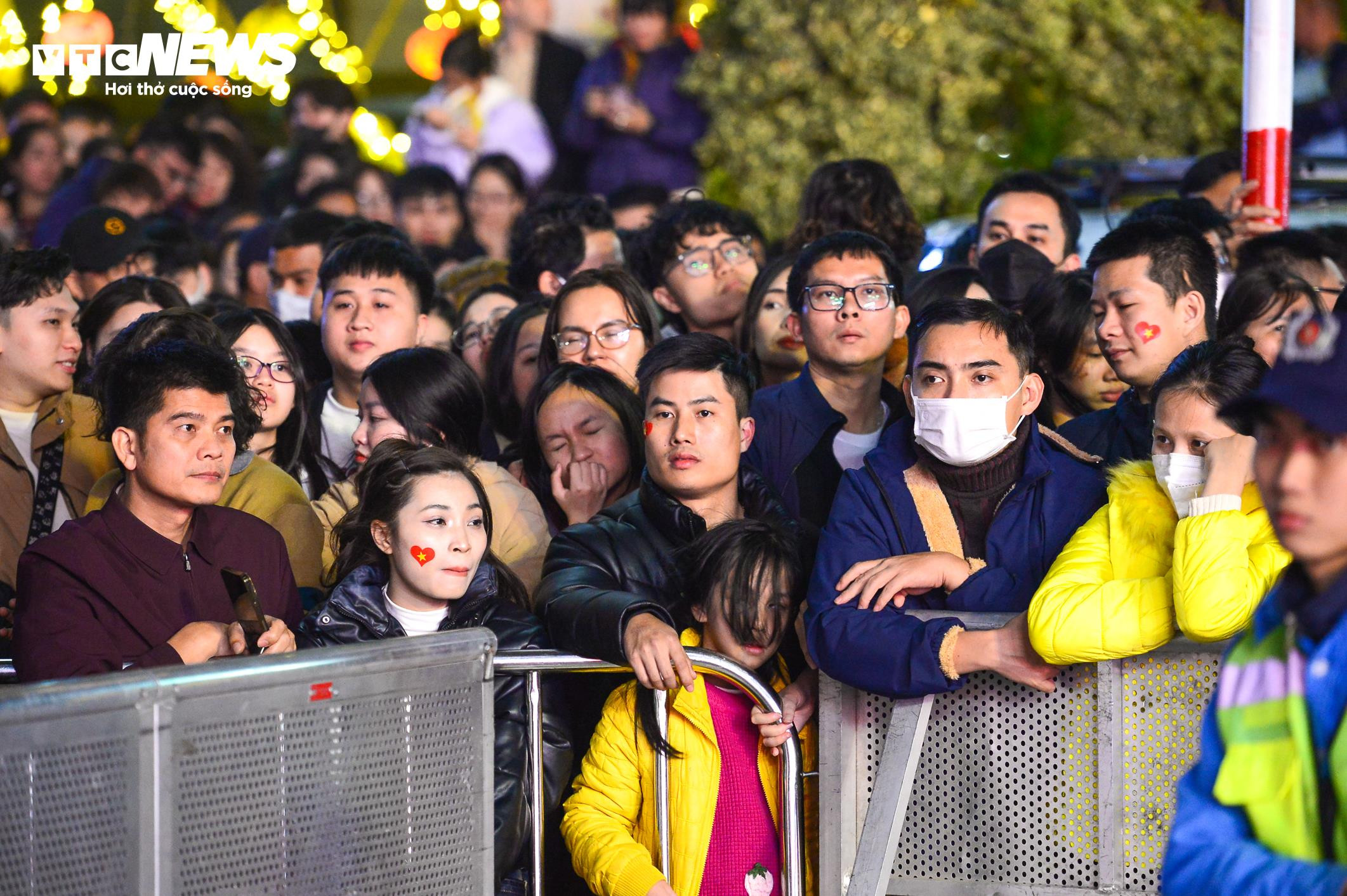 Ngắm drone xếp hình ‘Việt Nam - Kỷ nguyên vươn mình’ chào năm mới 2025 - 2