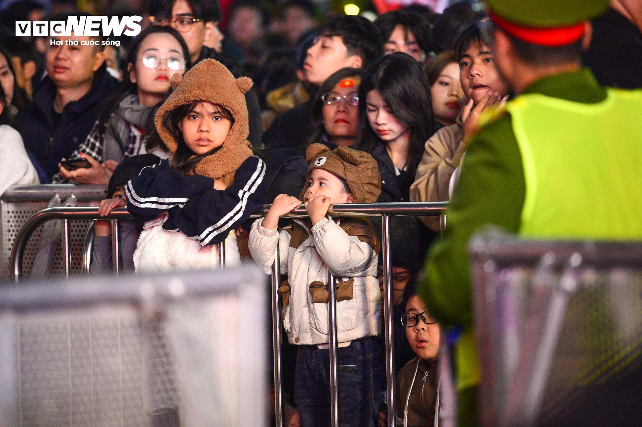 Ngắm drone xếp hình ‘Việt Nam - Kỷ nguyên vươn mình’ chào năm mới 2025 - 4