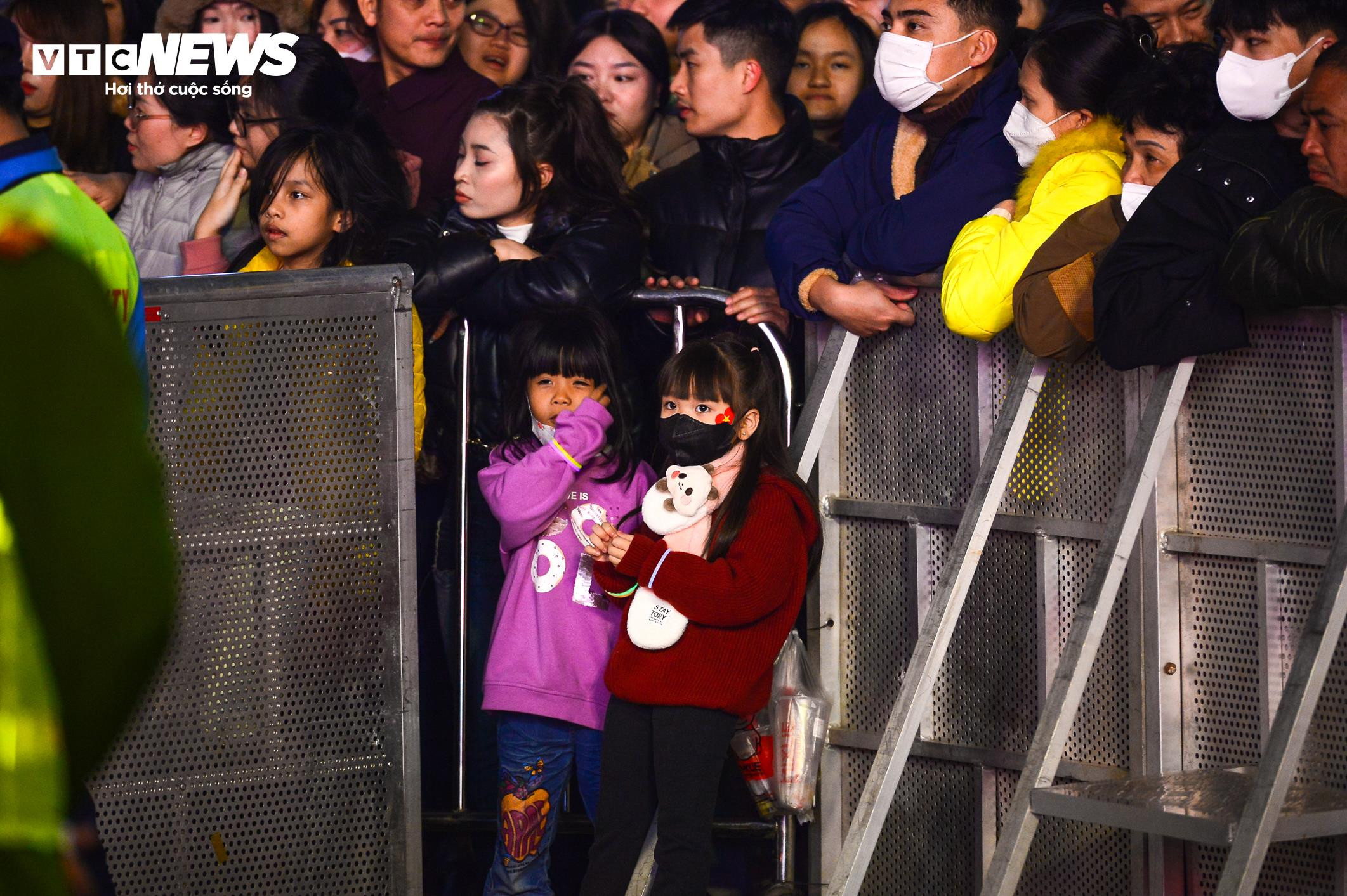 Ngắm drone xếp hình ‘Việt Nam - Kỷ nguyên vươn mình’ chào năm mới 2025 - 5