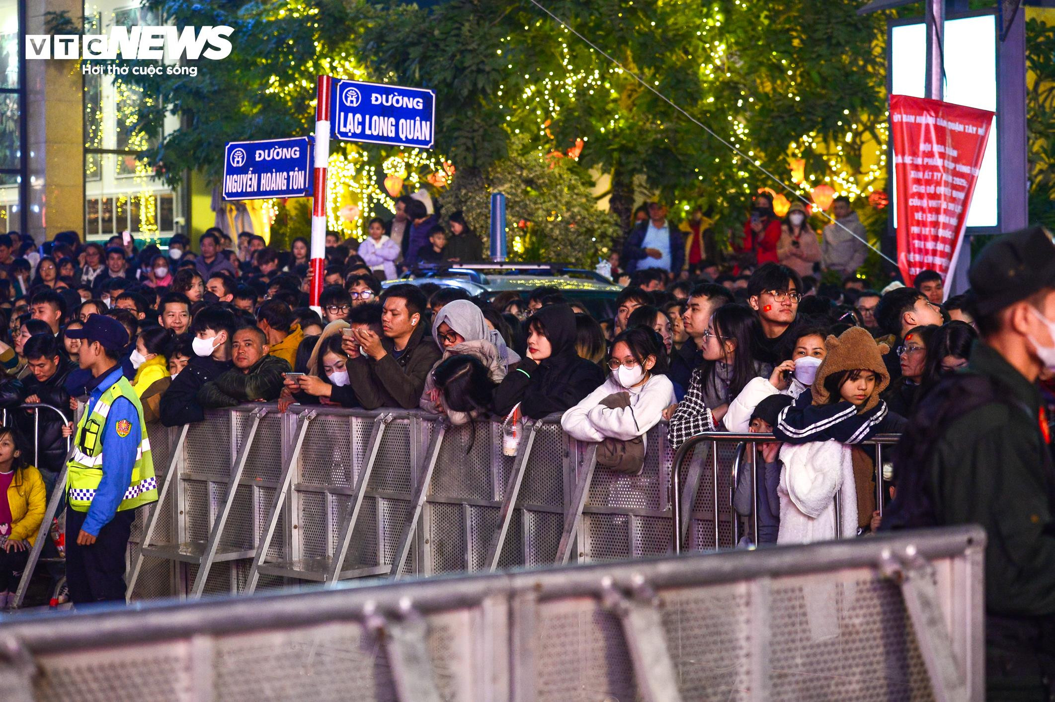 Ngắm drone xếp hình ‘Việt Nam - Kỷ nguyên vươn mình’ chào năm mới 2025 - 3